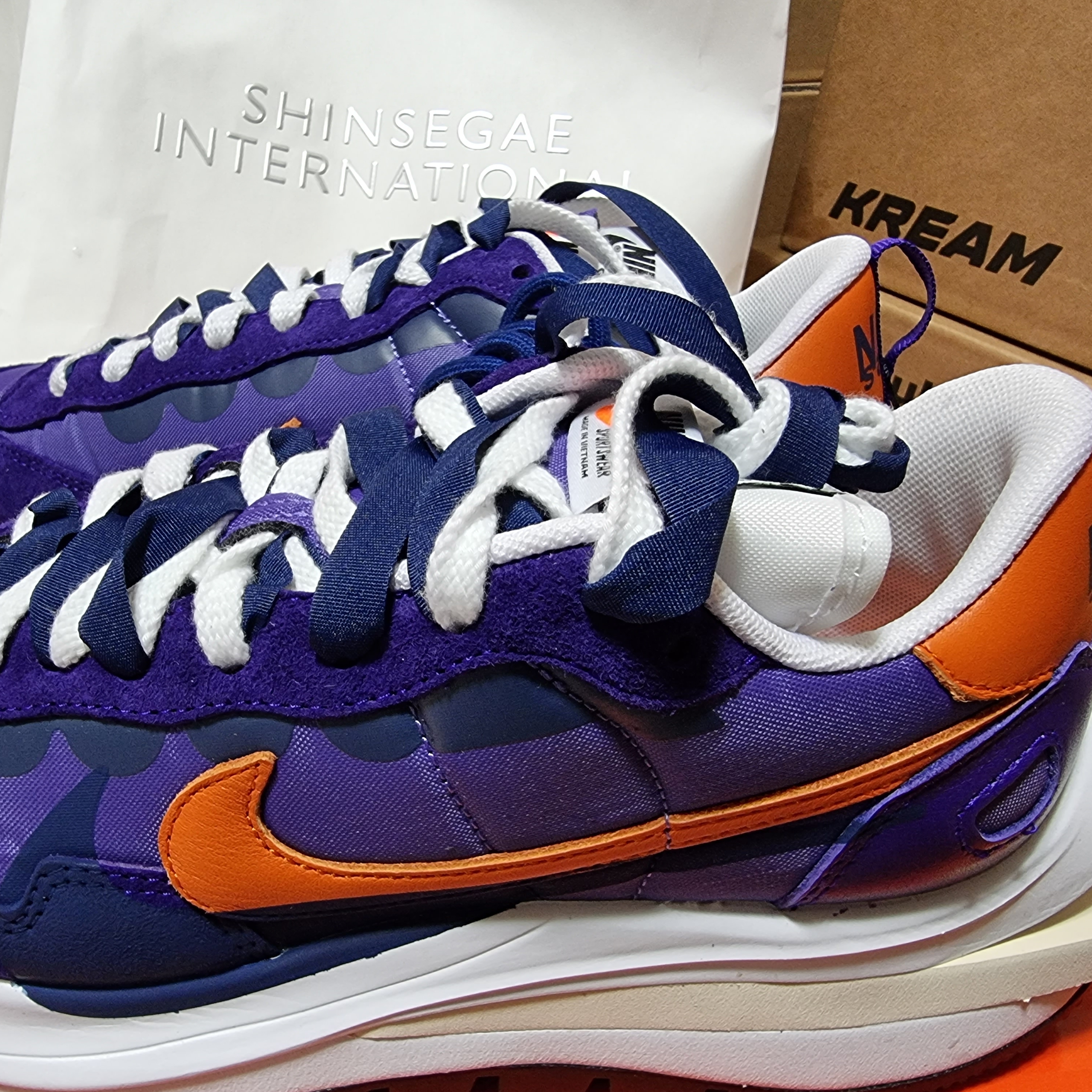 Nike x Sacai VaporWaffle Dark Iris 착용 스타일 - 3