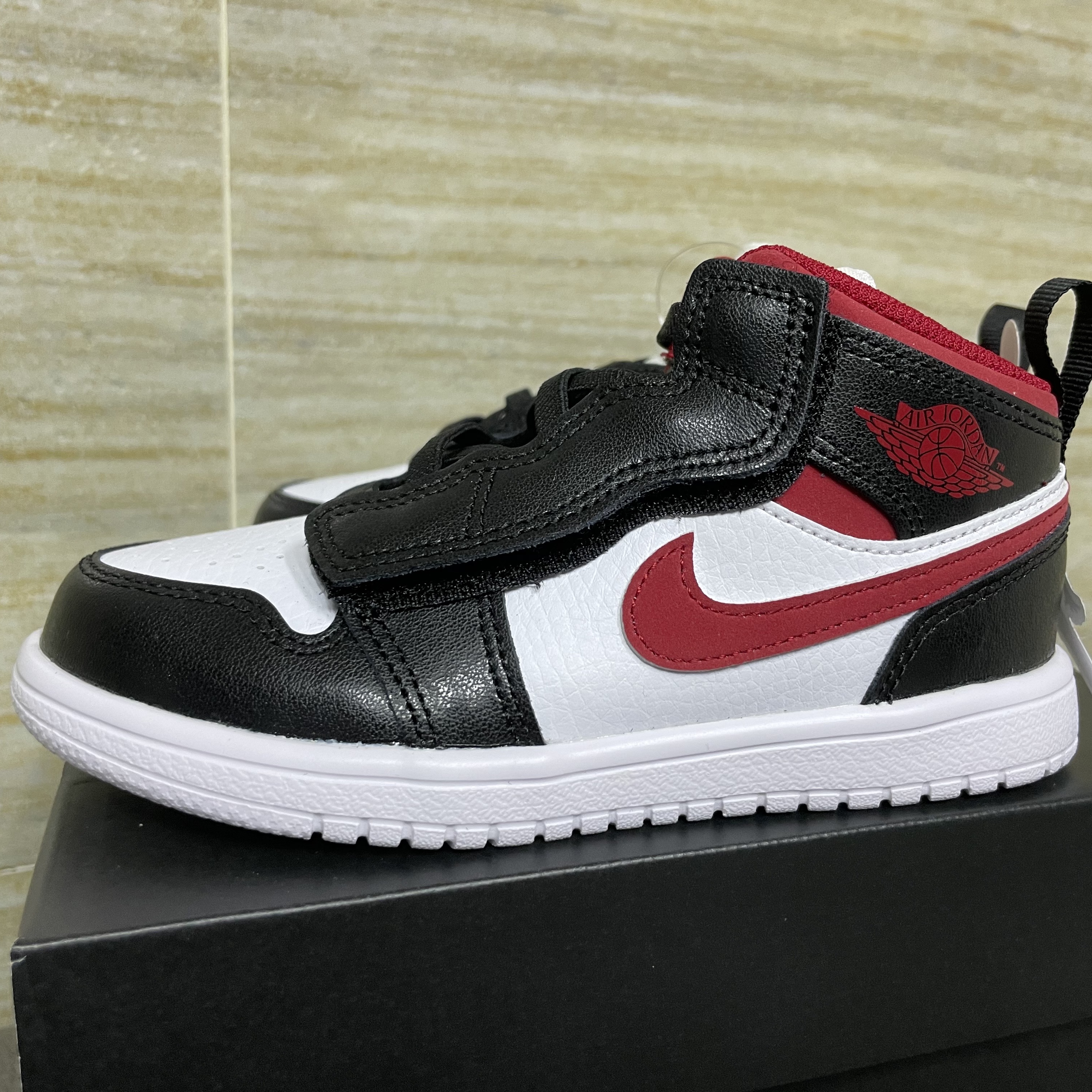 (TD) Jordan 1 Mid Alt Gym Red Black White 착용 스타일 - 2