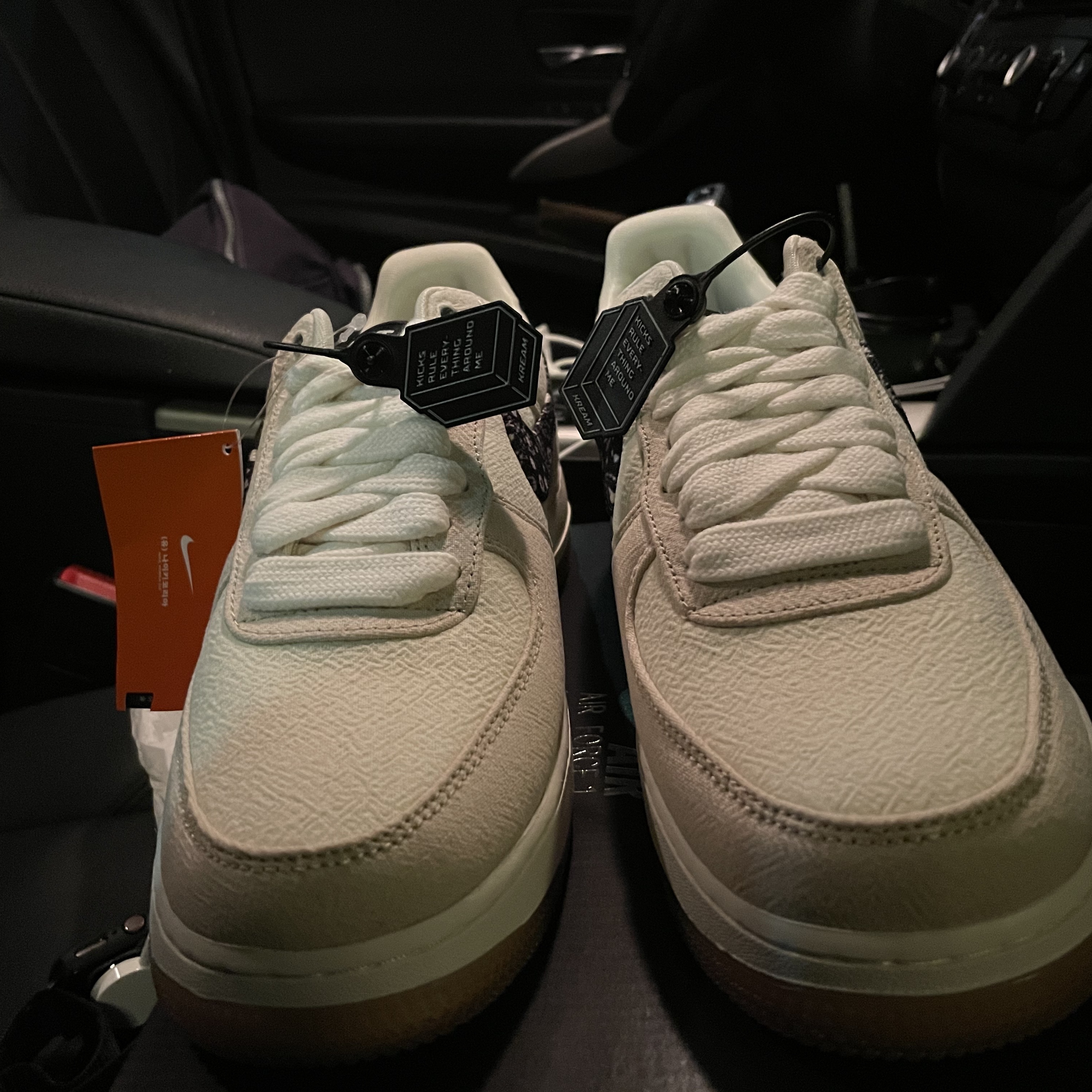 Nike Air Force 1 '07 LV8 Paisley Swoosh 착용 스타일 - 1