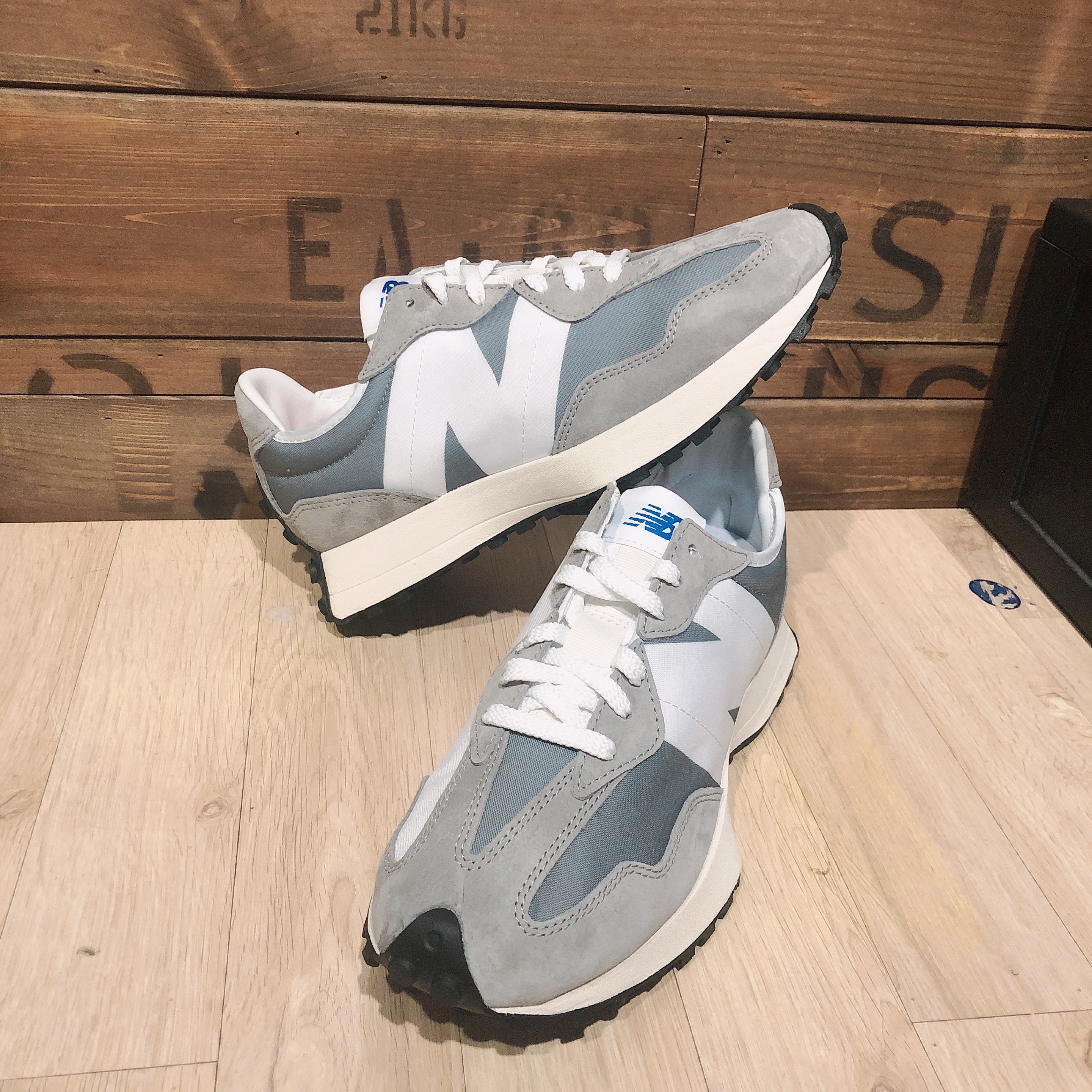 New Balance 327 Grey 착용 스타일 - 1