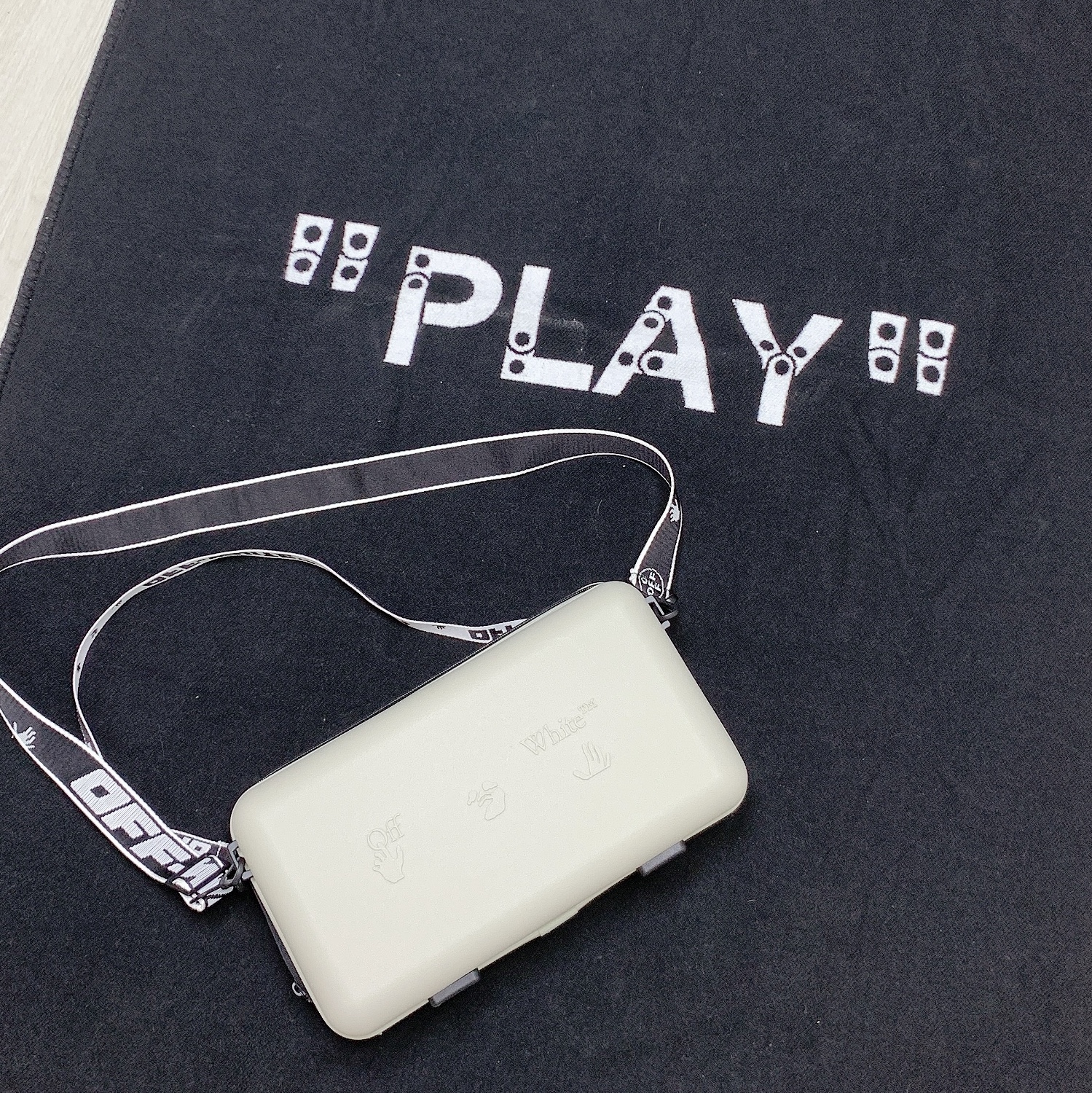 Off-White x Amore Pacific Protection Box (Without Cosmetics) 착용 스타일