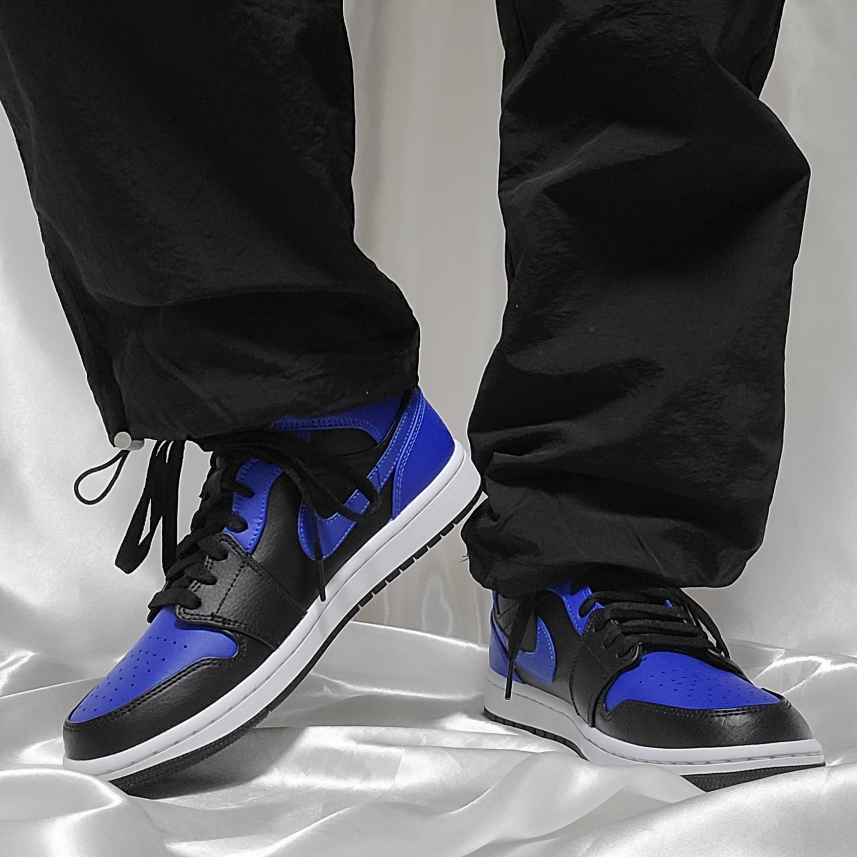Jordan 1 Mid Black Hyper Royal 착용 스타일 - 1