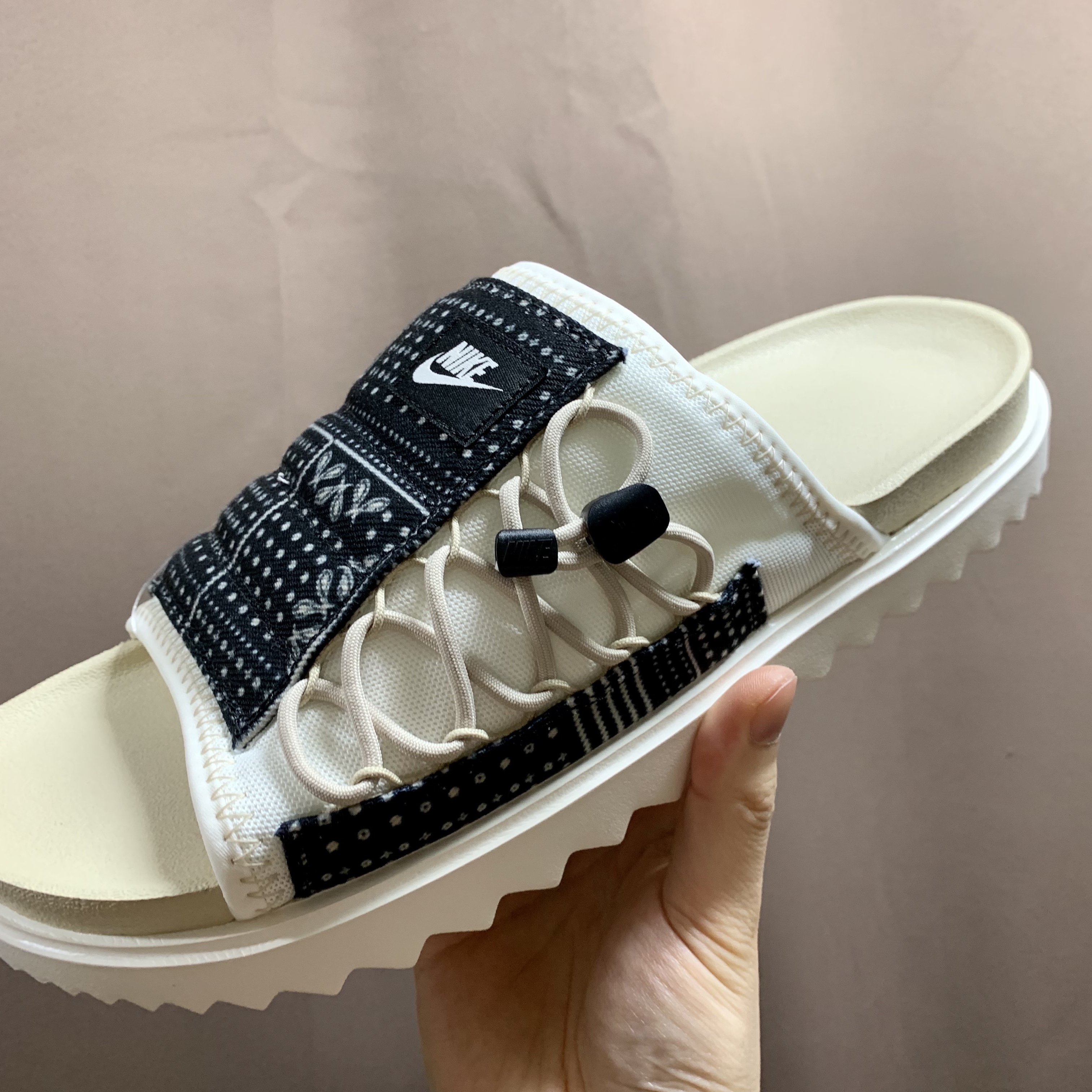 Nike Asuna Slide Pale Ivory Rattan 착용 스타일 - 1
