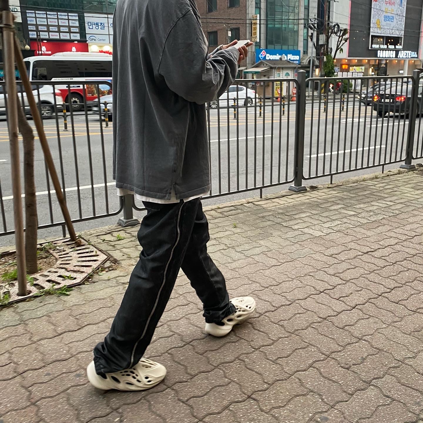 Adidas Yeezy Foam RNNR Sand 착용 스타일