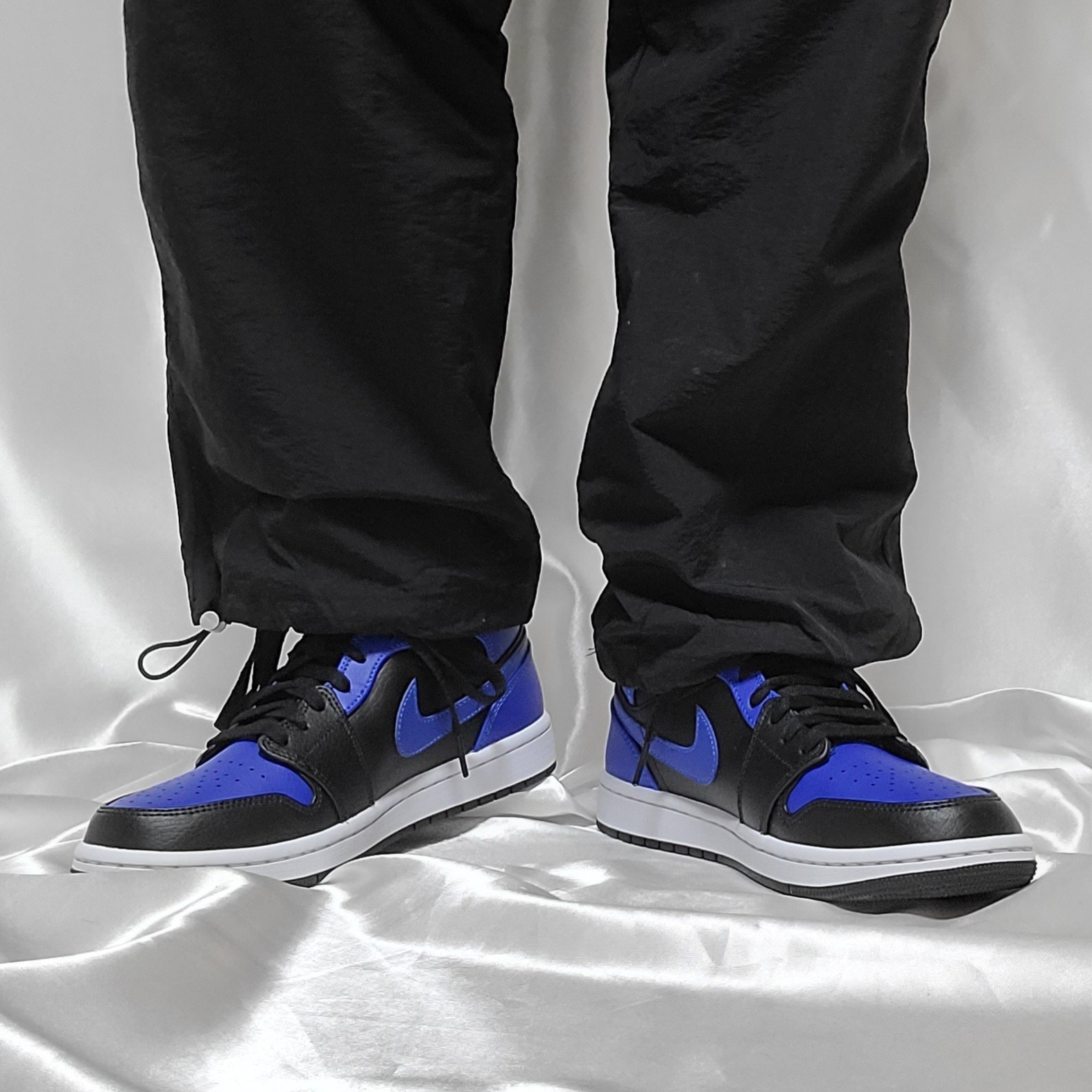 Jordan 1 Mid Black Hyper Royal 착용 스타일 - 3