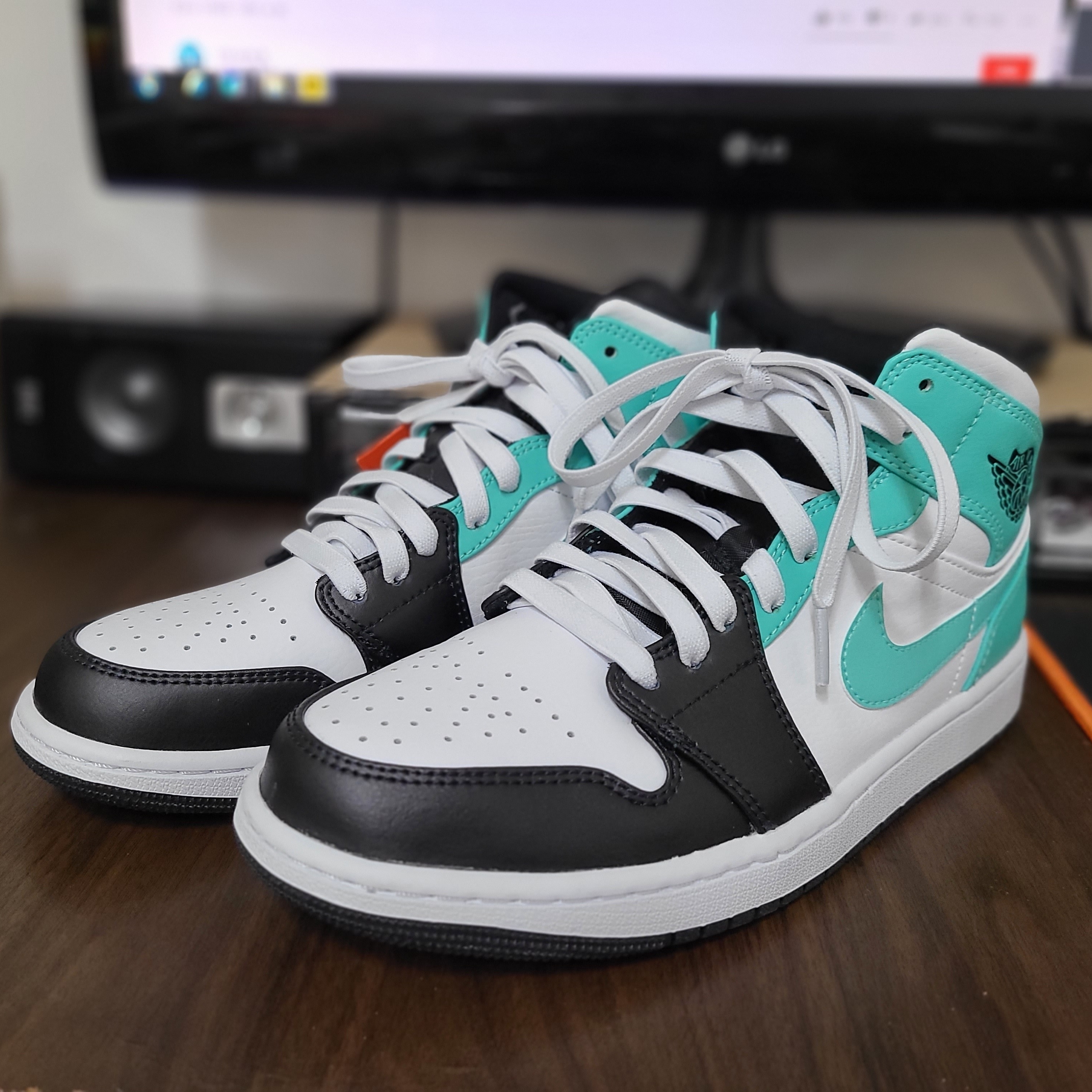 Jordan 1 Mid Tropical Twist 착용 스타일