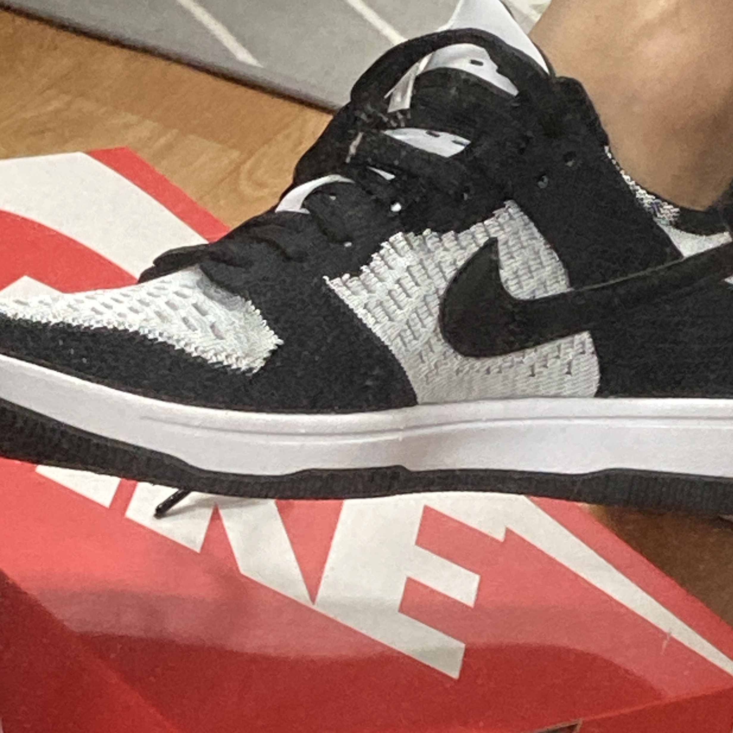 Nike Dunk Low Flyknit White Wolf Grey 착용 스타일
