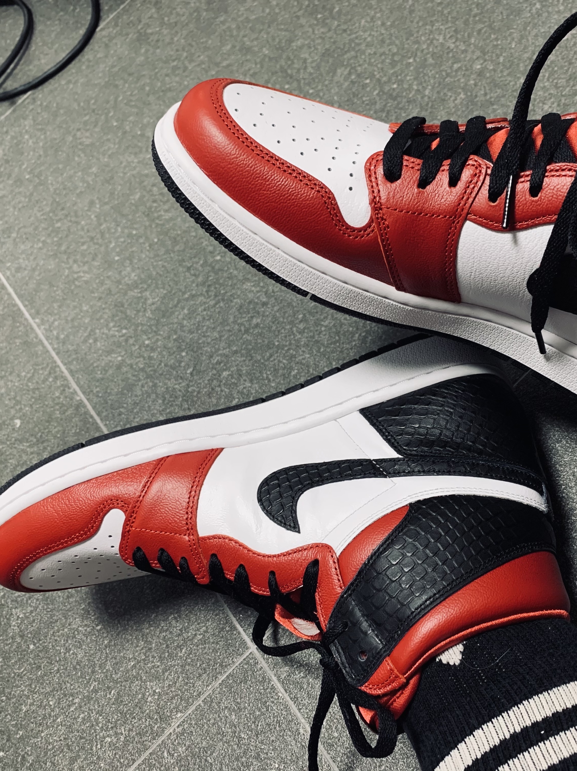 Jordan 1 Retro High OG Hyper Royal, (W) Jordan 1 Retro High OG Silver Toe 착용 스타일 - 3