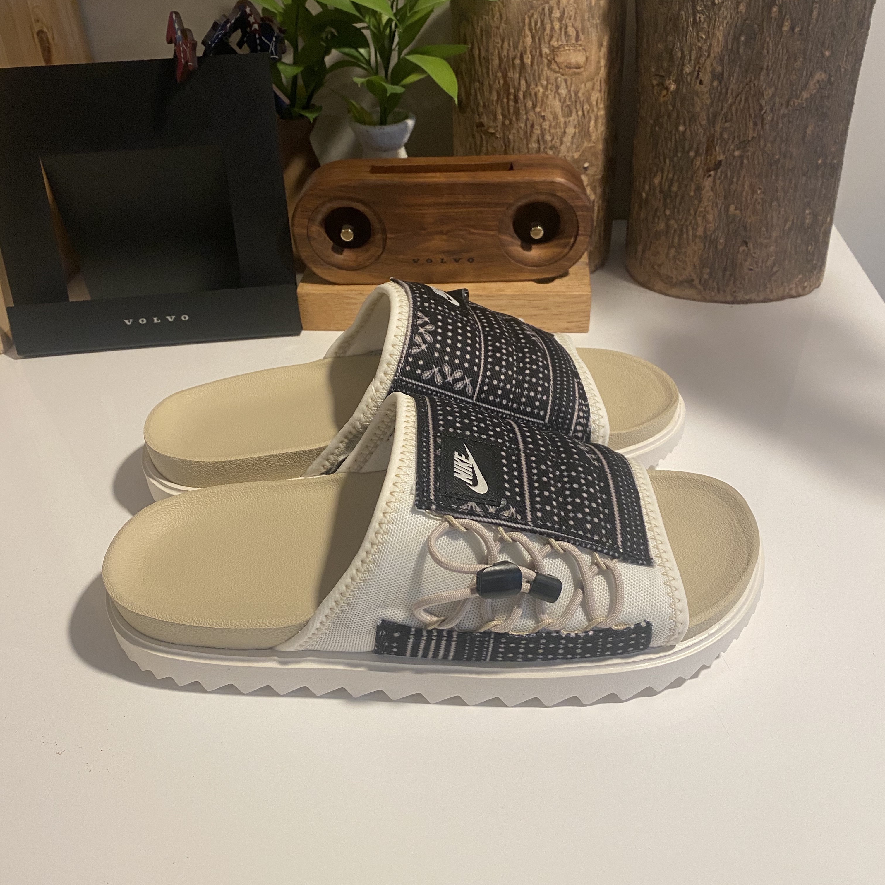 Nike Asuna Slide Pale Ivory Rattan 착용 스타일 - 1