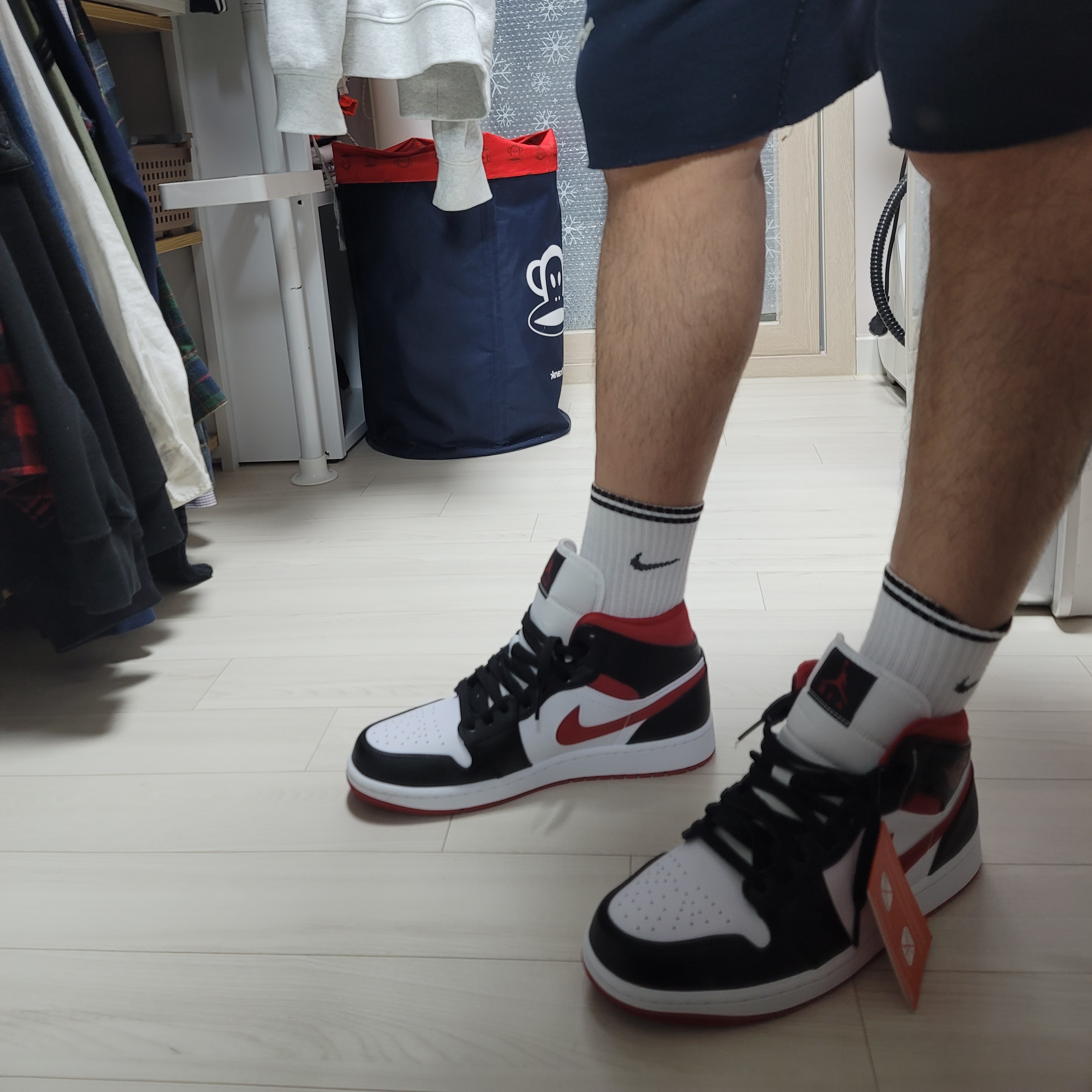 Jordan 1 Mid Gym Red Black White 착용 스타일 - 1