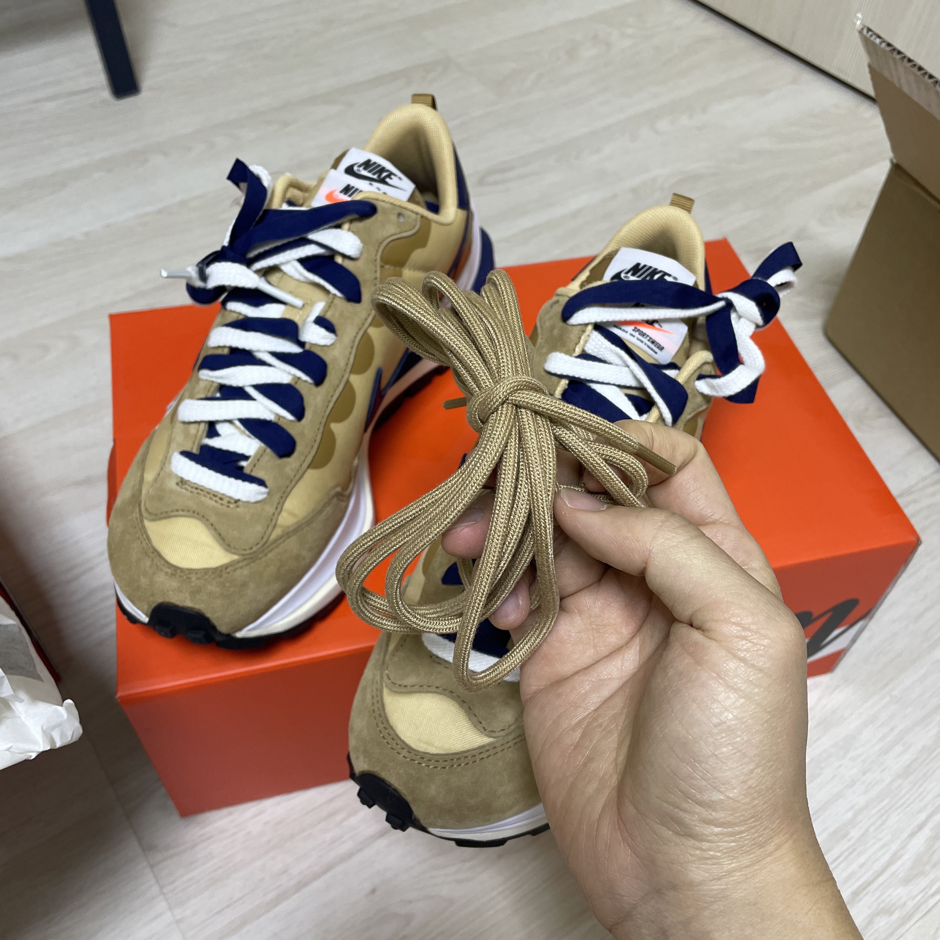 Nike x Sacai VaporWaffle Sesame and Blue Void 착용 스타일 - 3