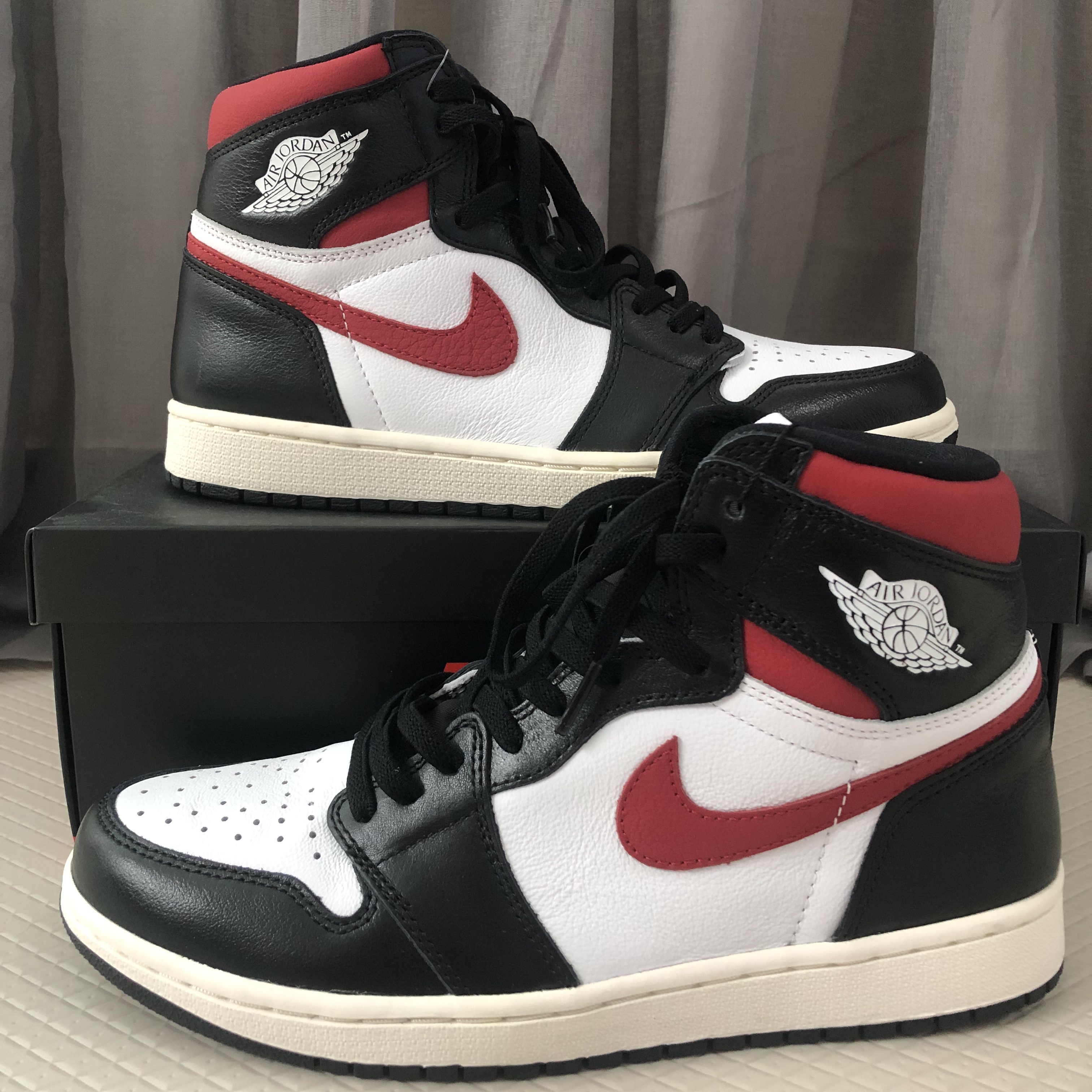 Jordan 1 Retro High OG Gym Red, Jordan 1 Mid Gym Red Black White 착용 스타일 - 3