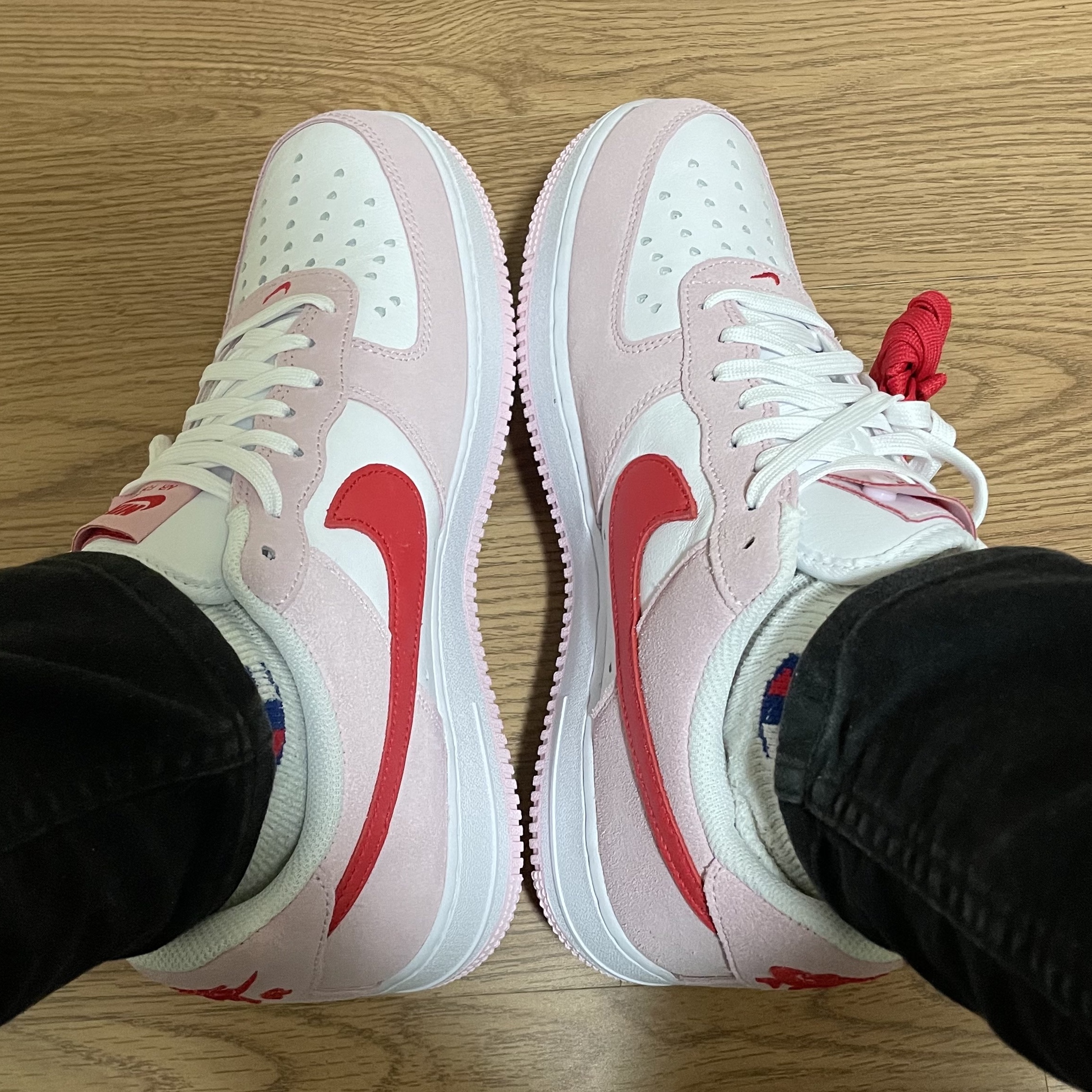 Nike Air Force 1 '07 QS Valentine's Day 착용 스타일