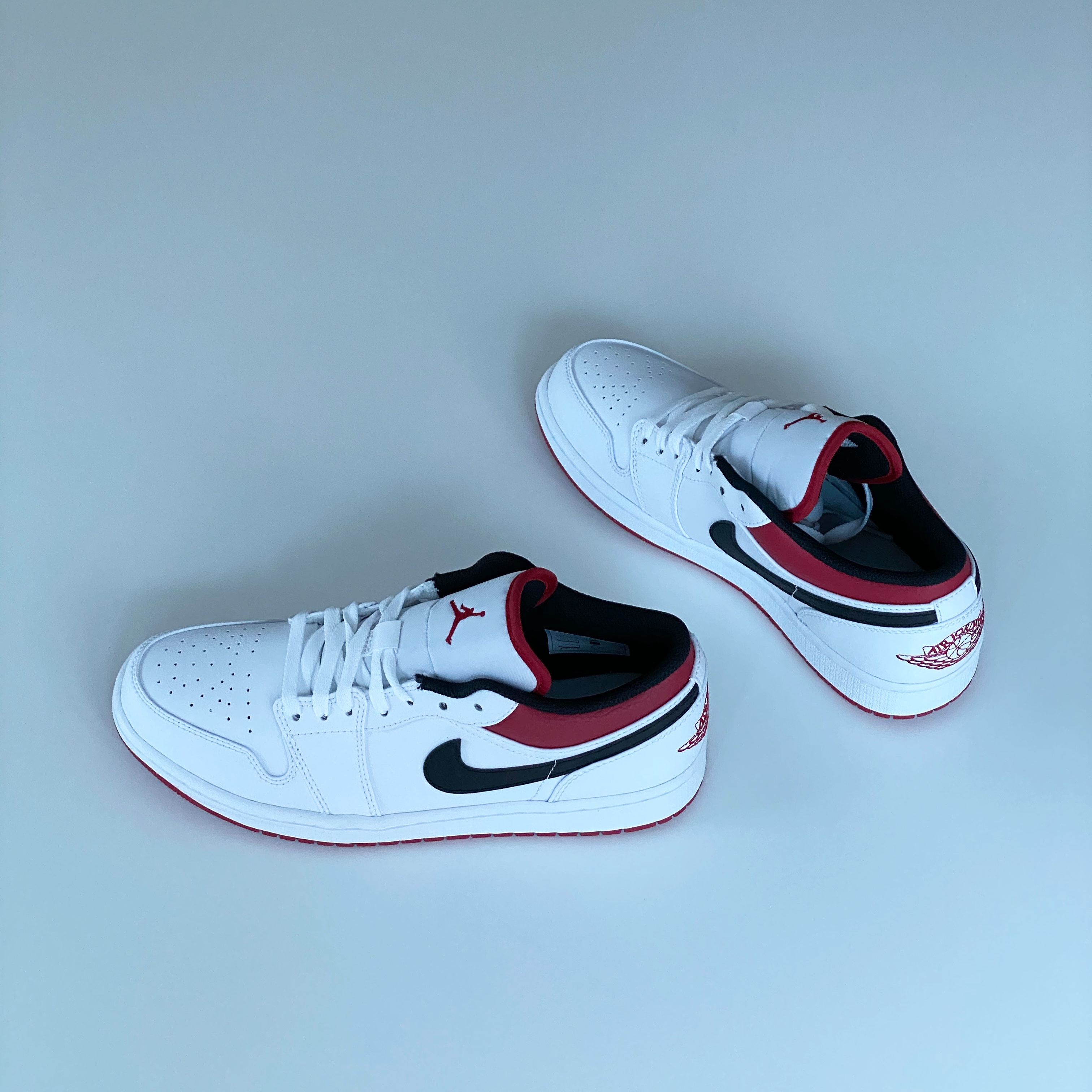 Jordan 1 Low White Red Black 착용 스타일 - 1