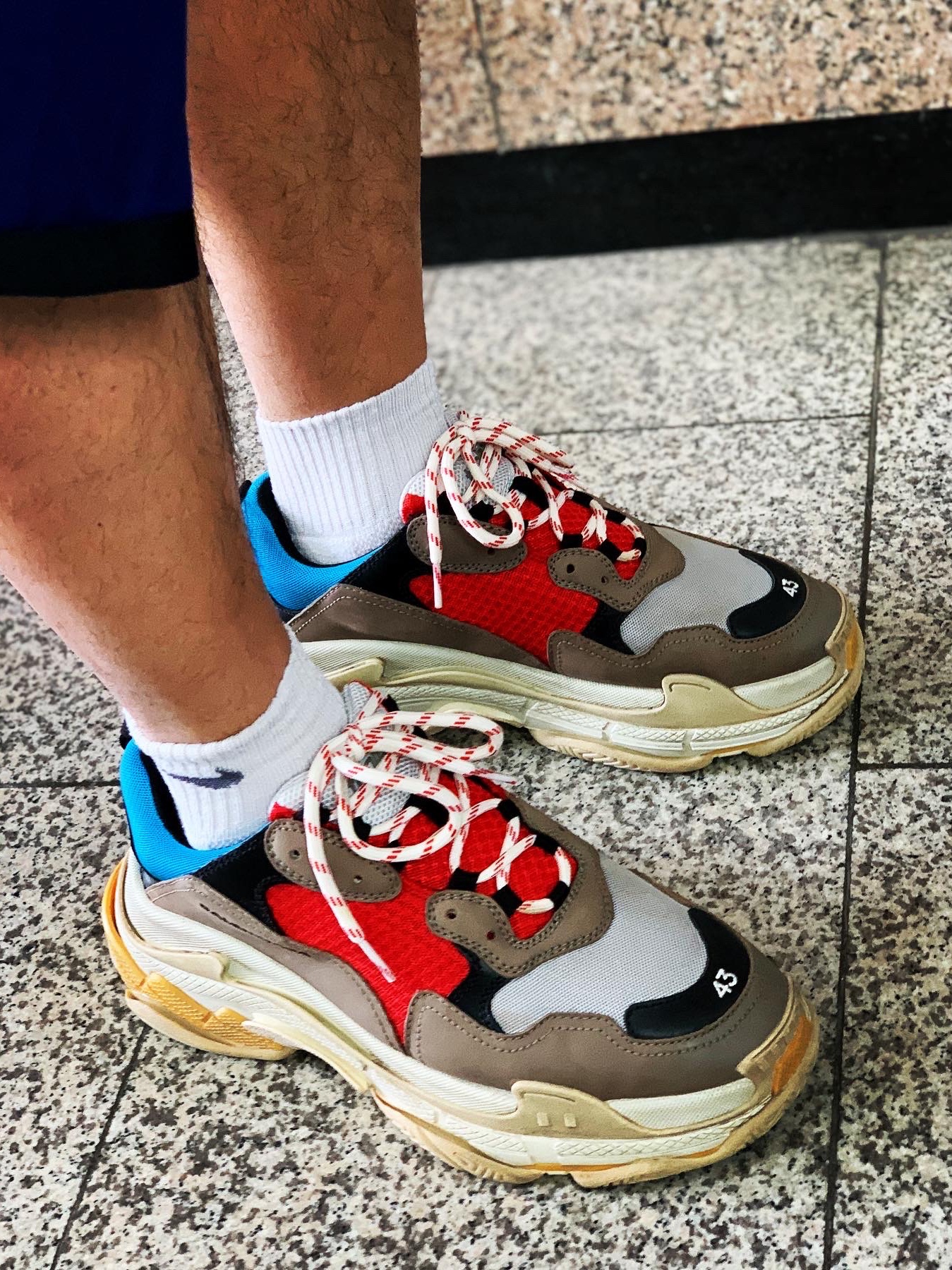 Balenciaga Triple S Grey Red Blue 2018 Reissue 착용 스타일 - 3