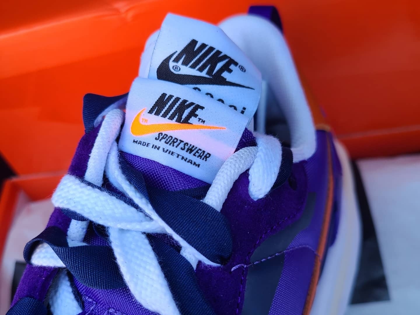 Nike x Sacai VaporWaffle Dark Iris 착용 스타일 - 3