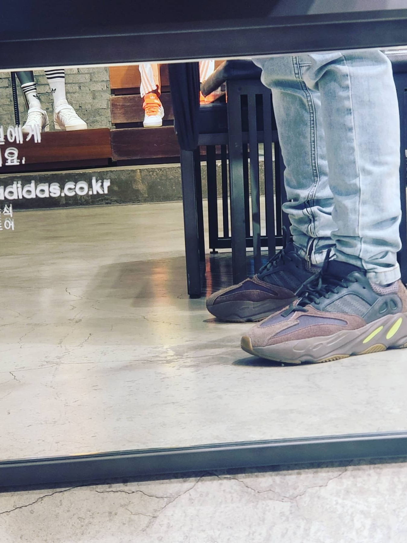 Adidas Yeezy Boost 700 Mauve, Adidas 4D Fusio Black Pink Orange 착용 스타일 - 2