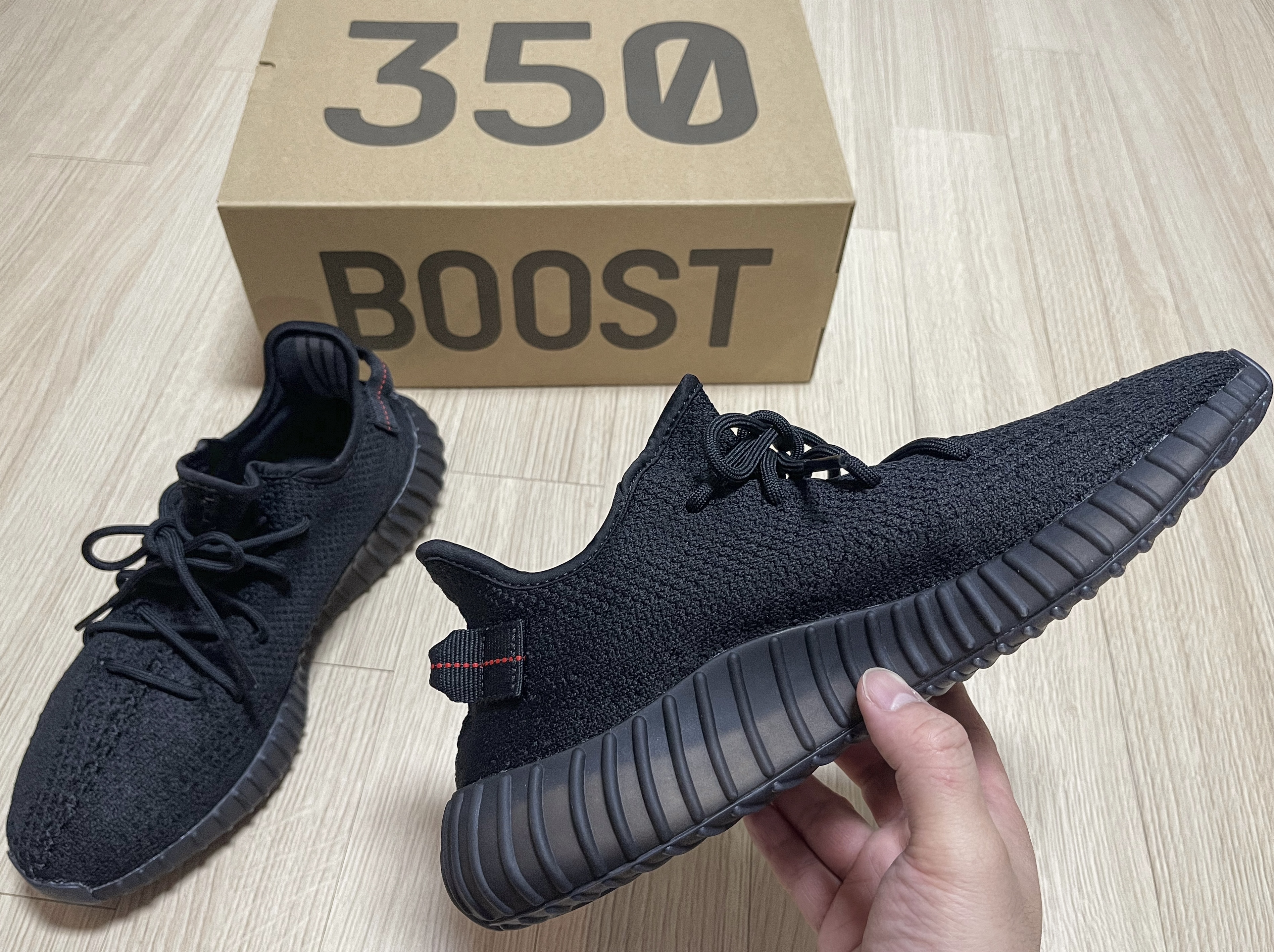 Adidas Yeezy Boost 350 V2 Black Red 2020 착용 스타일 - 5
