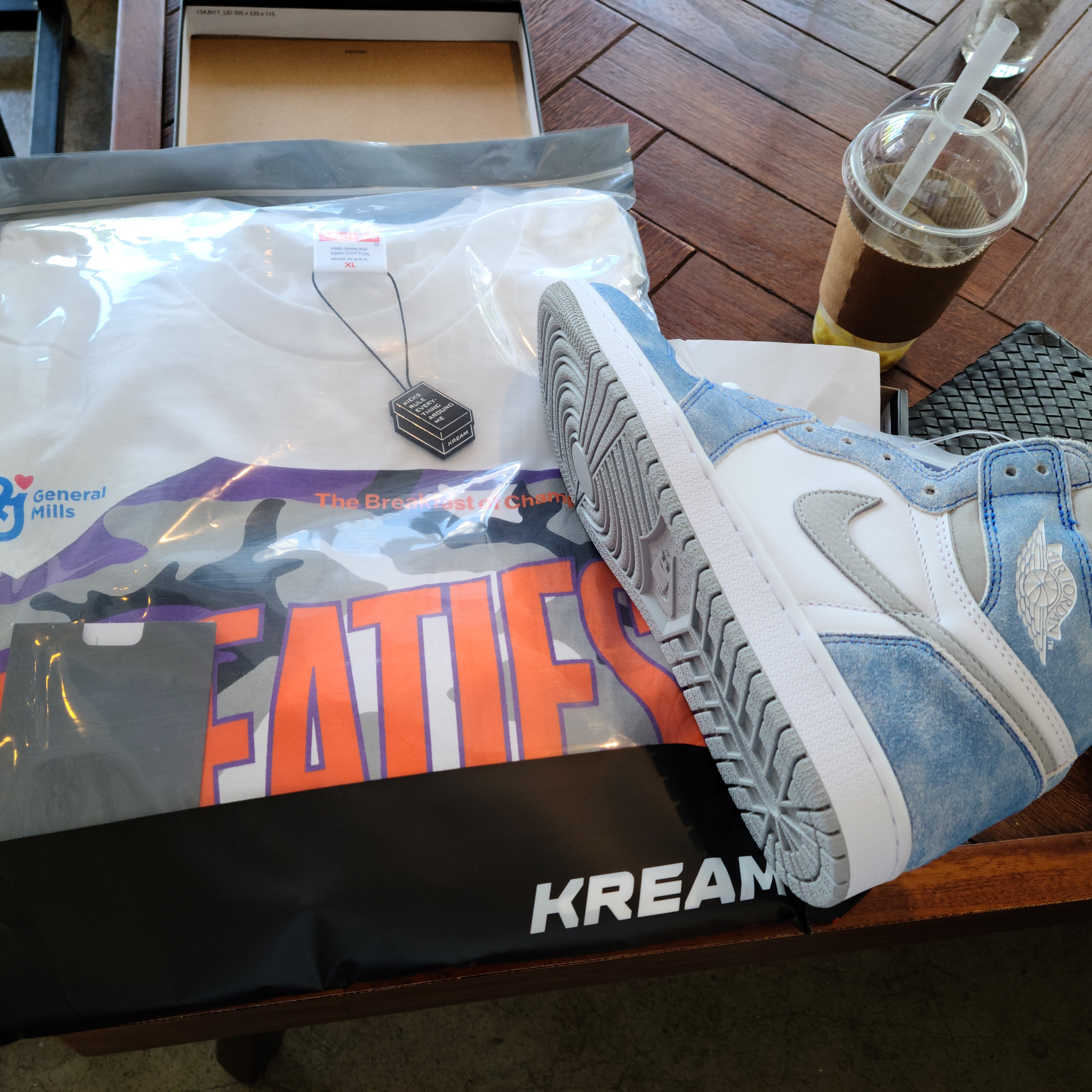 Supreme Wheaties T-Shirt White - 21SS, Jordan 1 Retro High OG Hyper Royal 착용 스타일