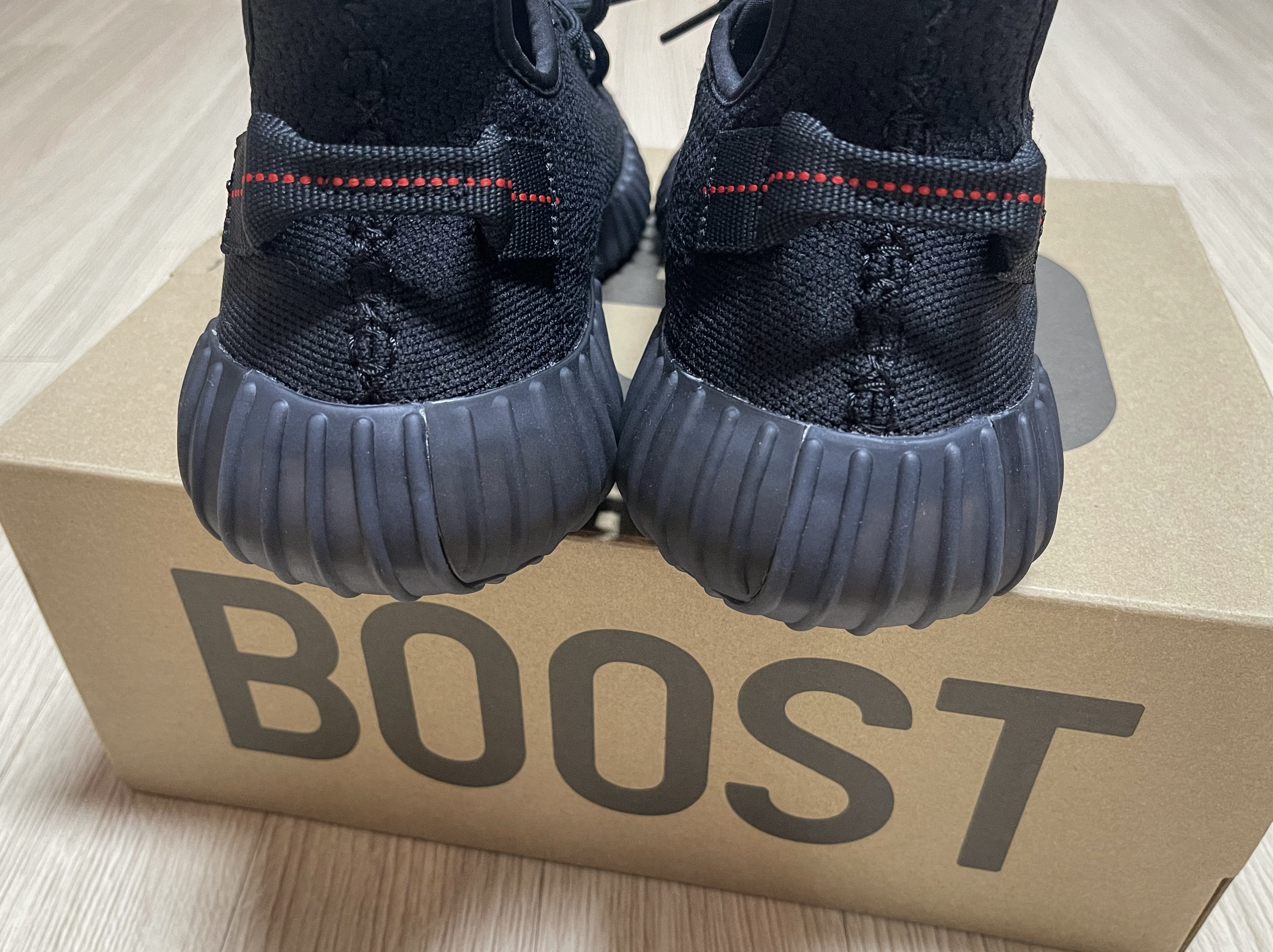 Adidas Yeezy Boost 350 V2 Black Red 2020 착용 스타일 - 2