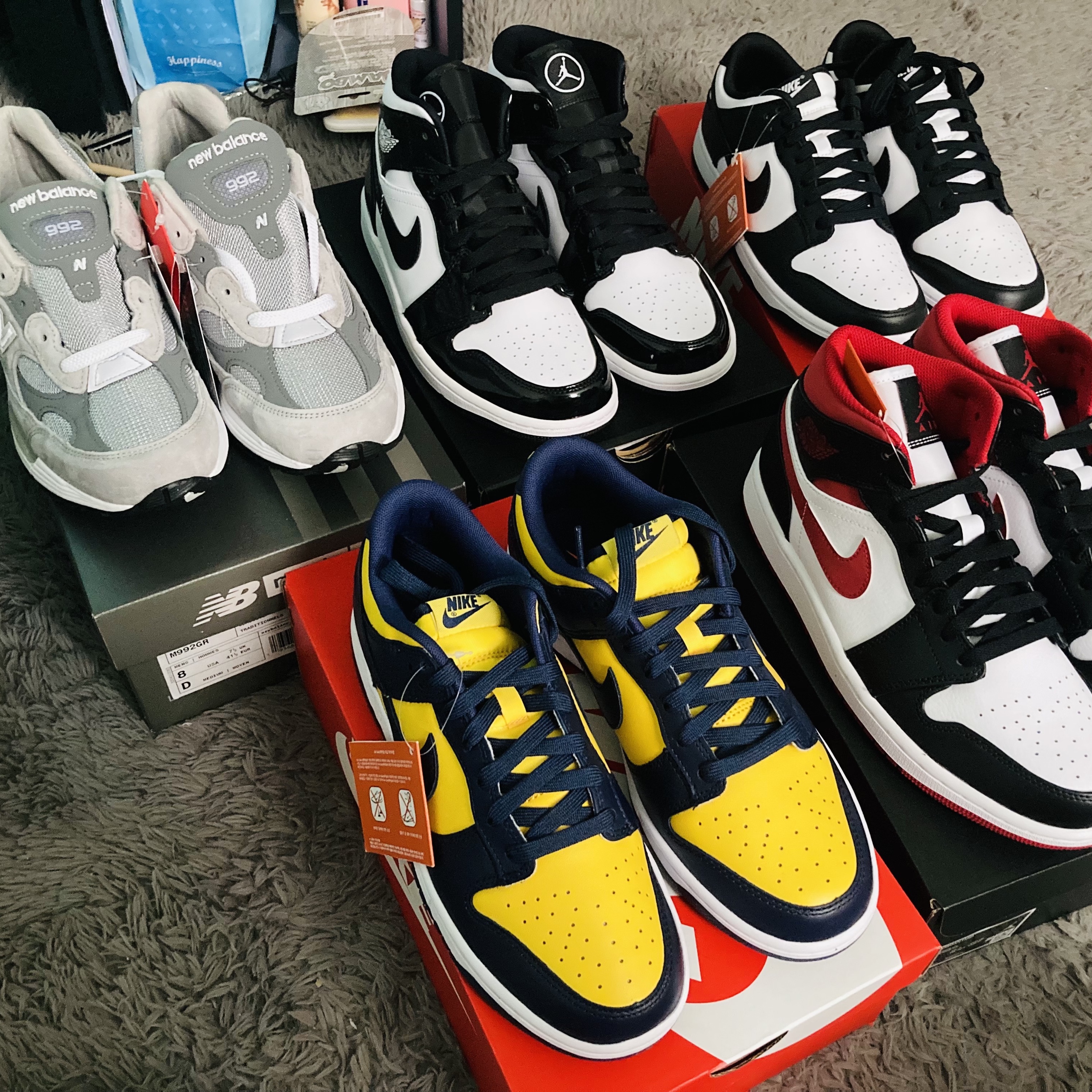 Nike Dunk Low Retro Varsity Maize, Jordan 1 Mid Gym Red Black White 착용 스타일