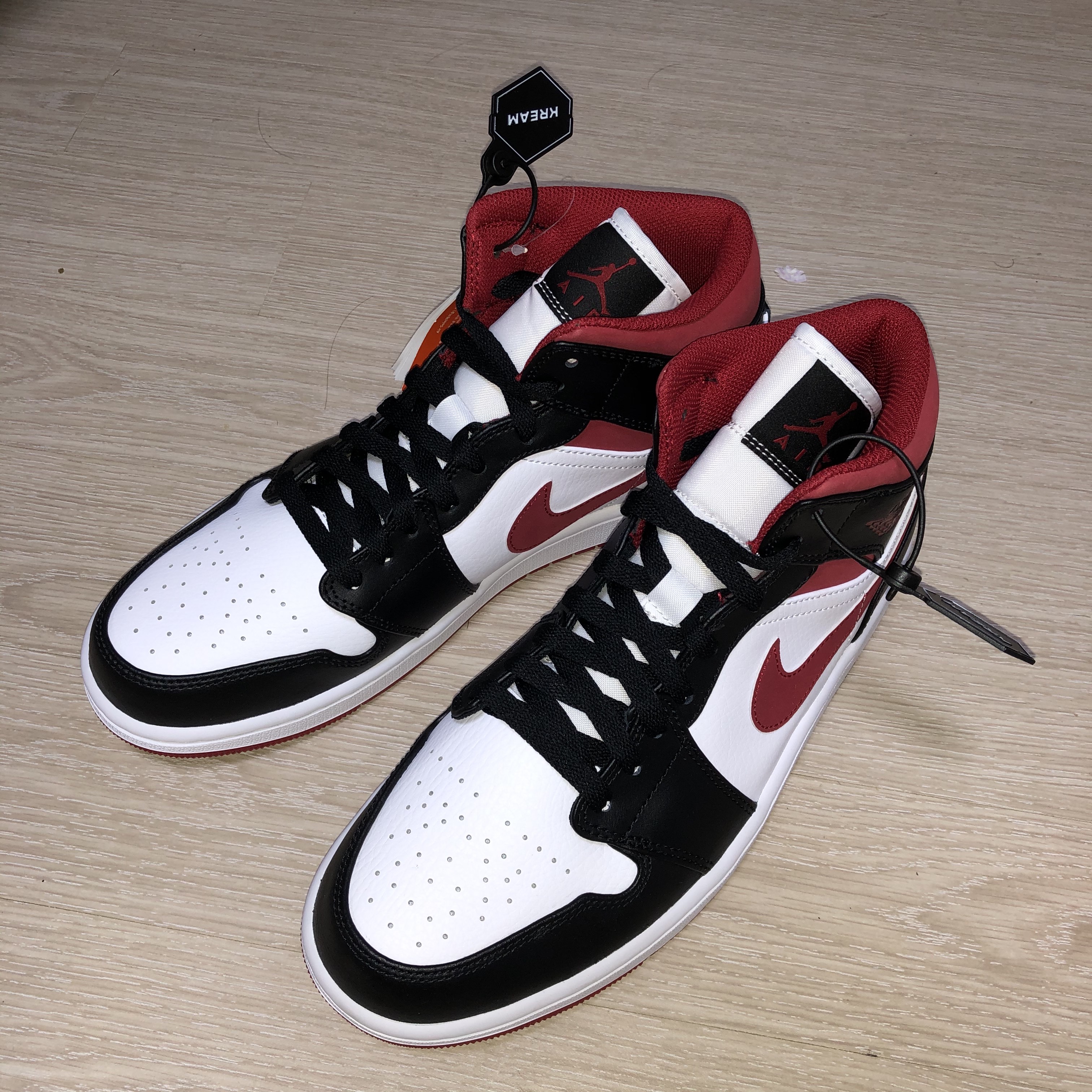 Jordan 1 Mid Gym Red Black White 착용 스타일