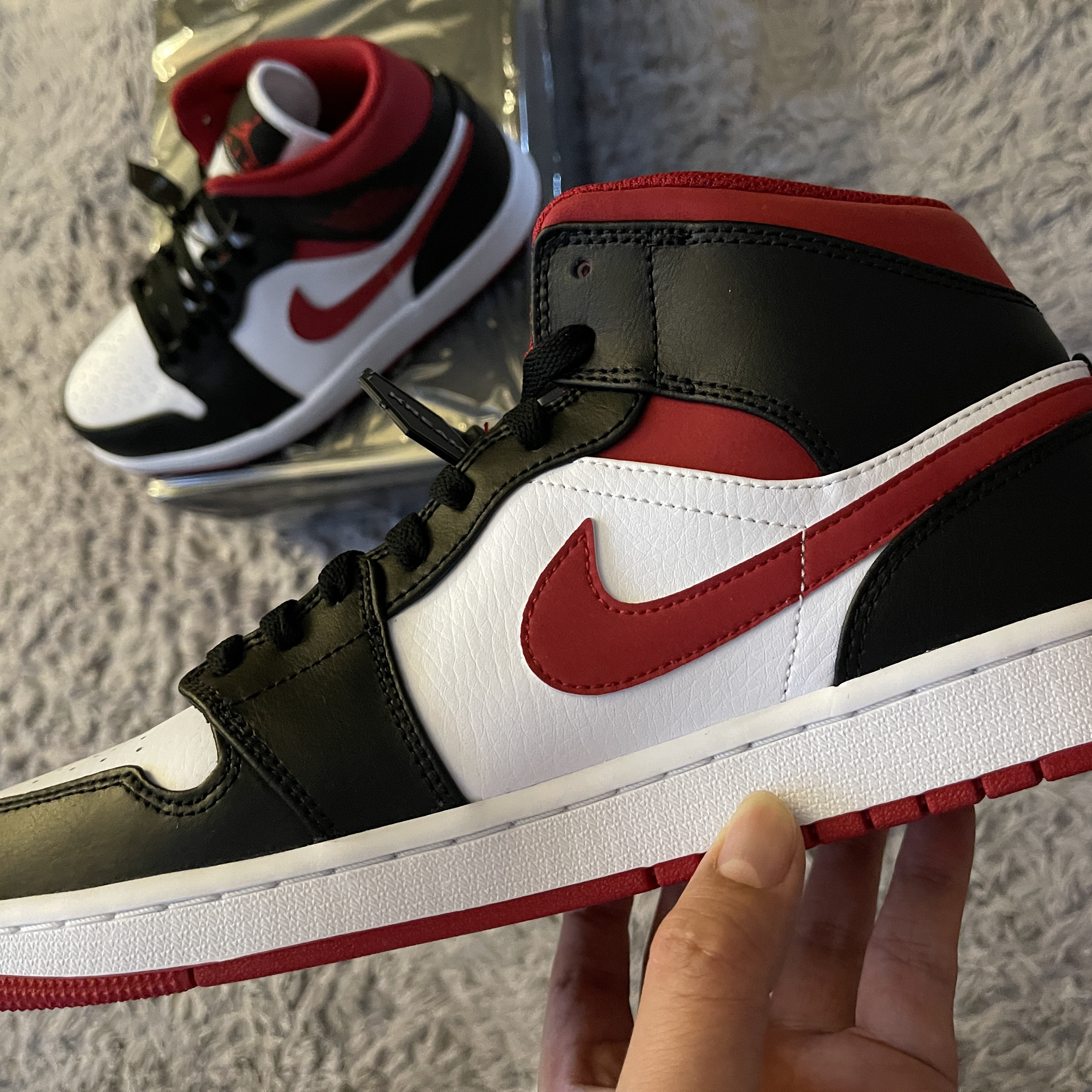 Jordan 1 Mid Gym Red Black White 착용 스타일 - 2