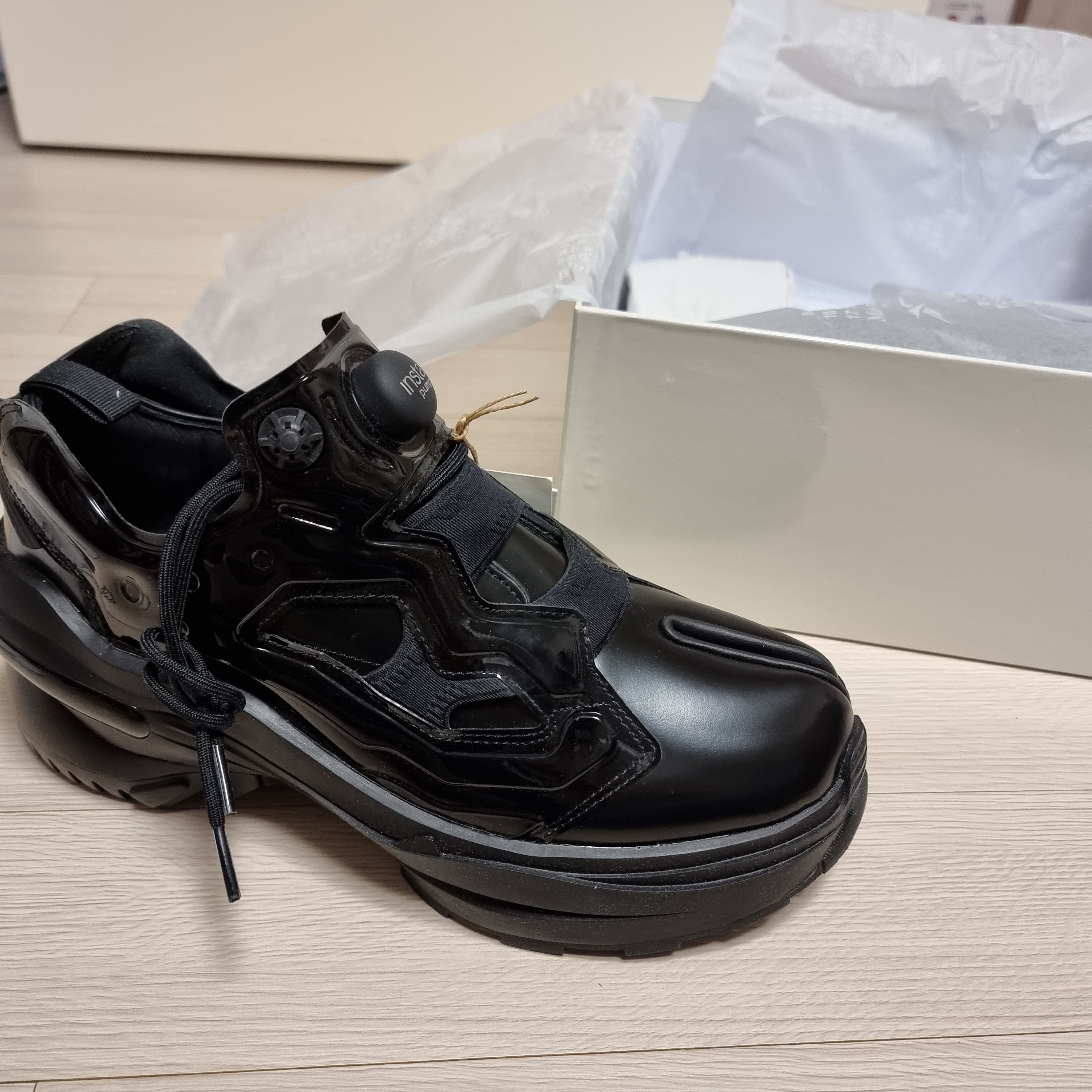 Reebok x Maison Margiela Tabi Instapump Fury Oxford Shoes Black 착용 스타일