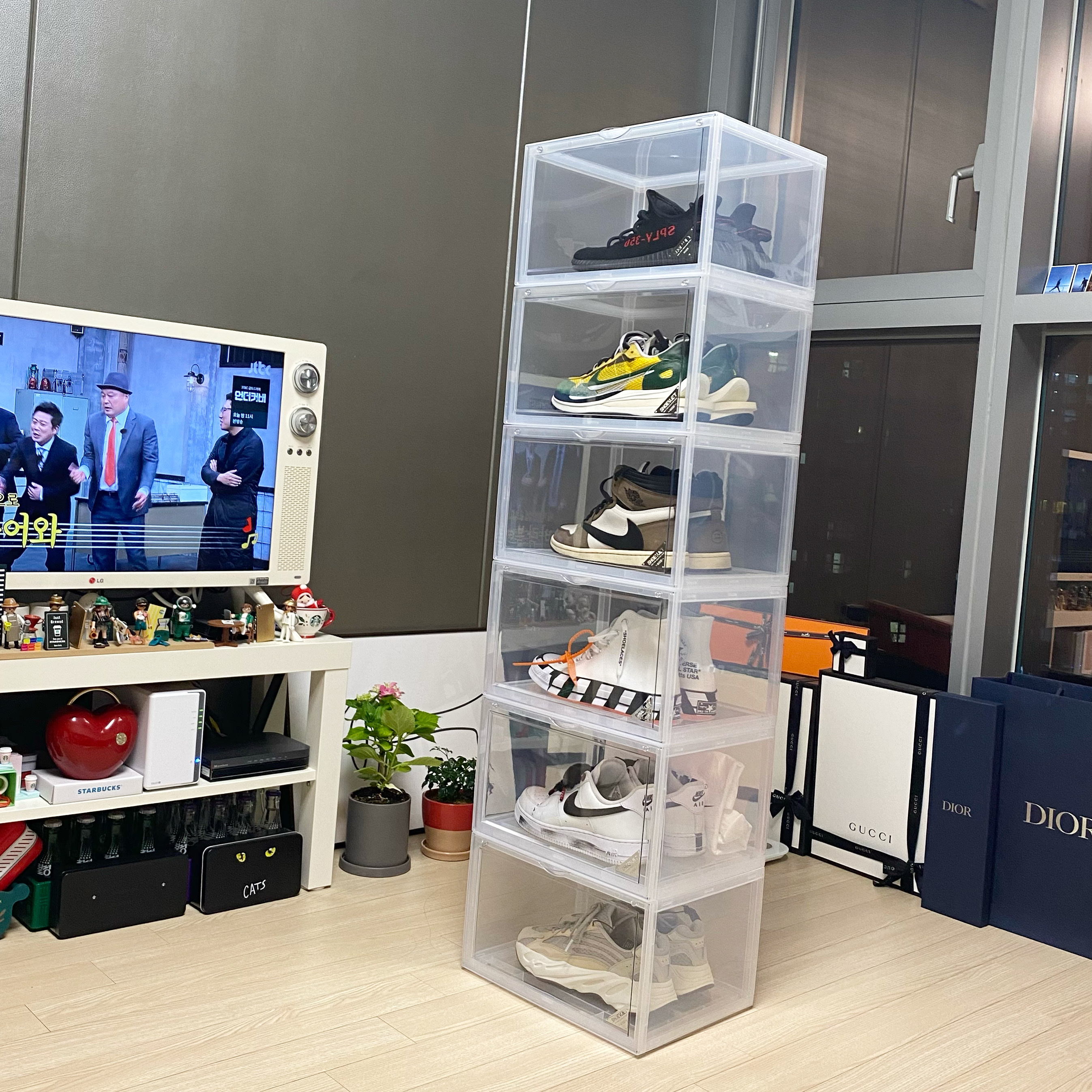 Adidas Yeezy Boost 700 V2 Cream, Nike x Peaceminusone Air Force 1 Low Para-Noise 2.0 착용 스타일