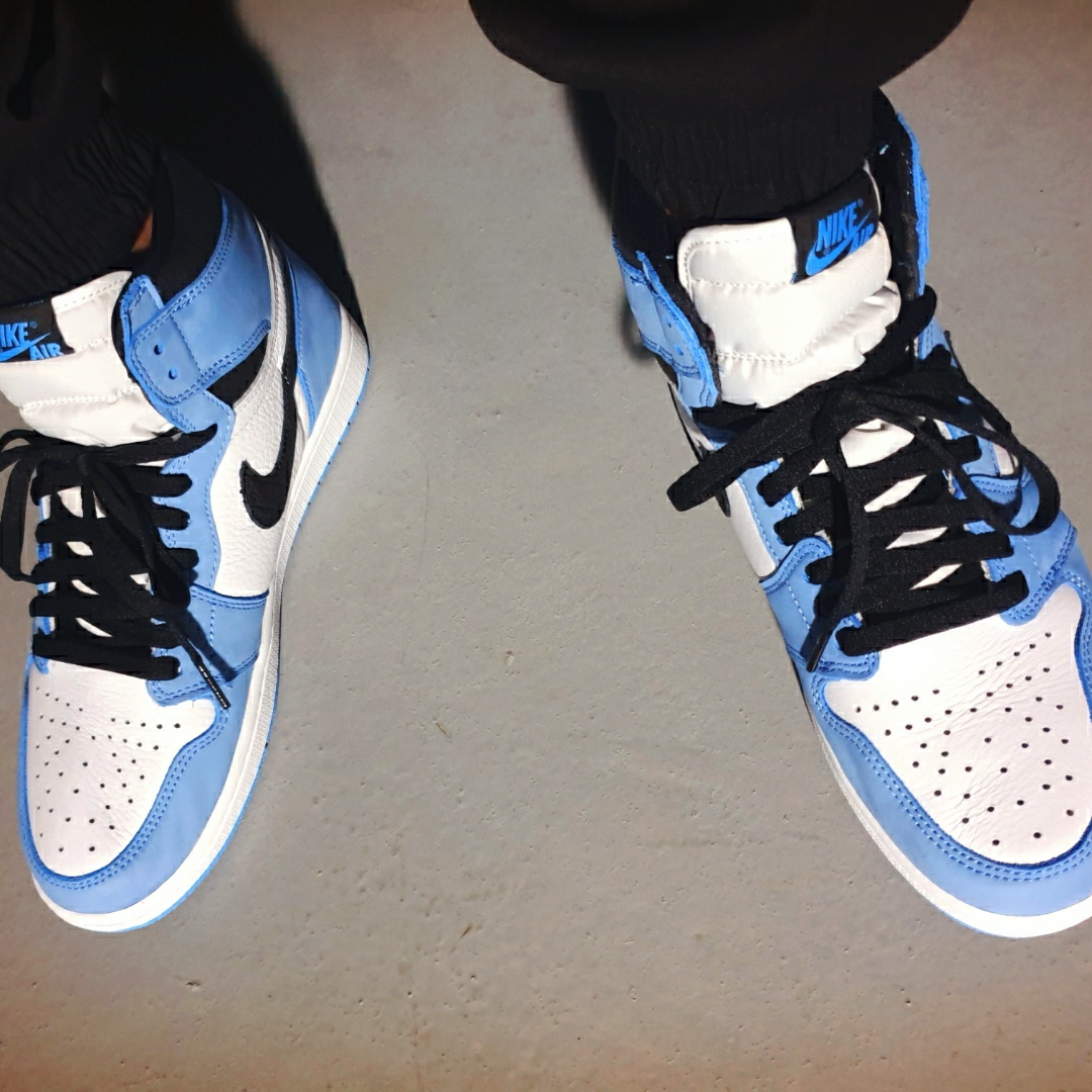 Jordan 1 Retro High OG University Blue 착용 스타일 - 4