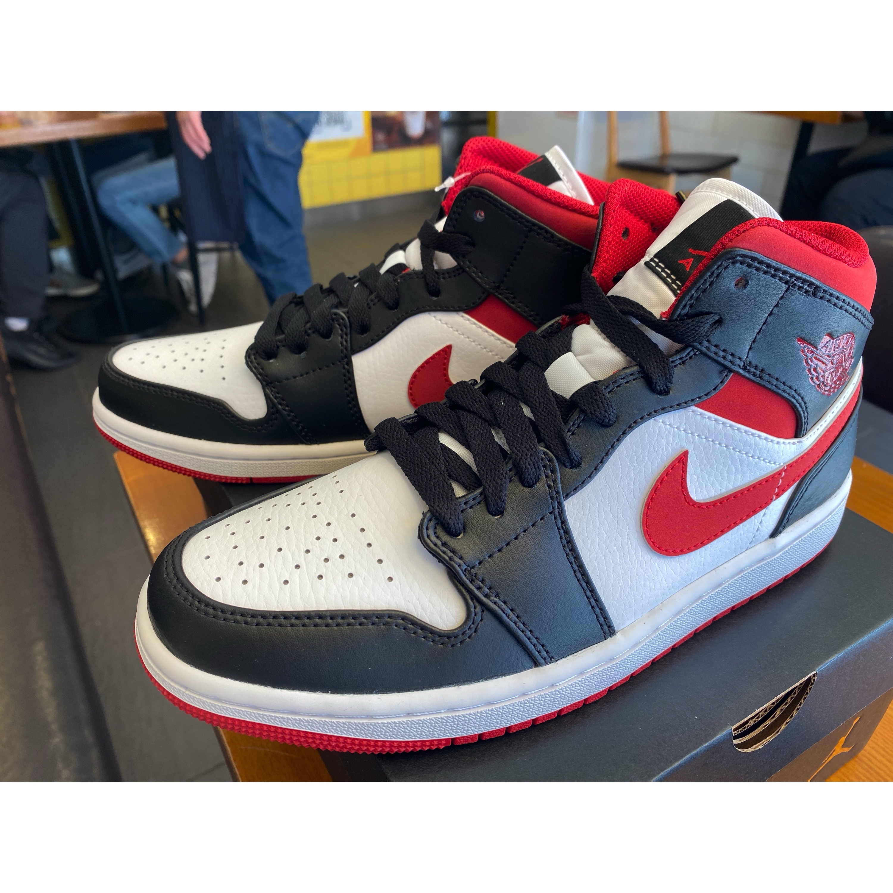Jordan 1 Mid Gym Red Black White 착용 스타일
