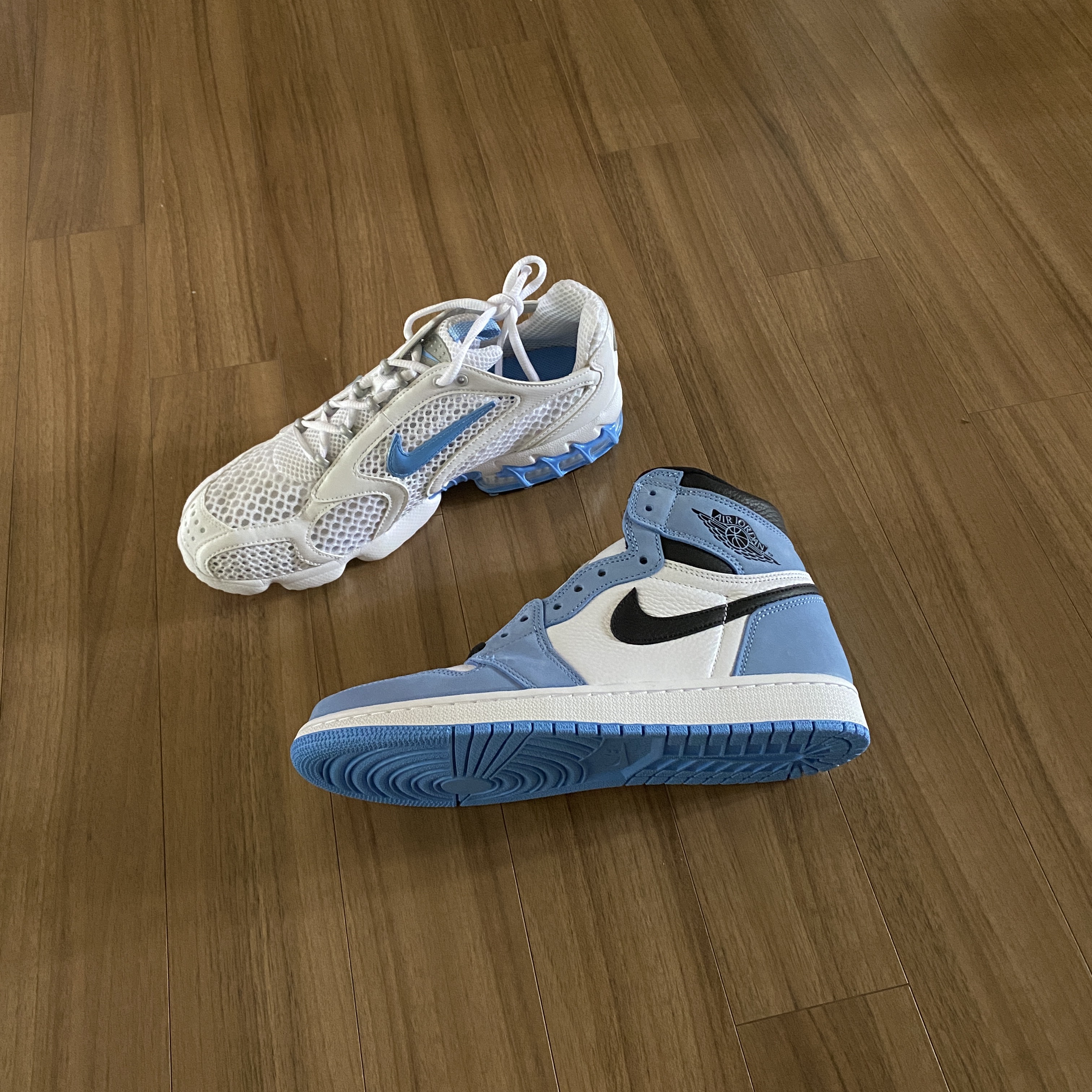 Jordan 1 Retro High OG University Blue, (W) Nike Air Zoom Spiridon Cage 2 White University Blue 착용 스타일 - 2