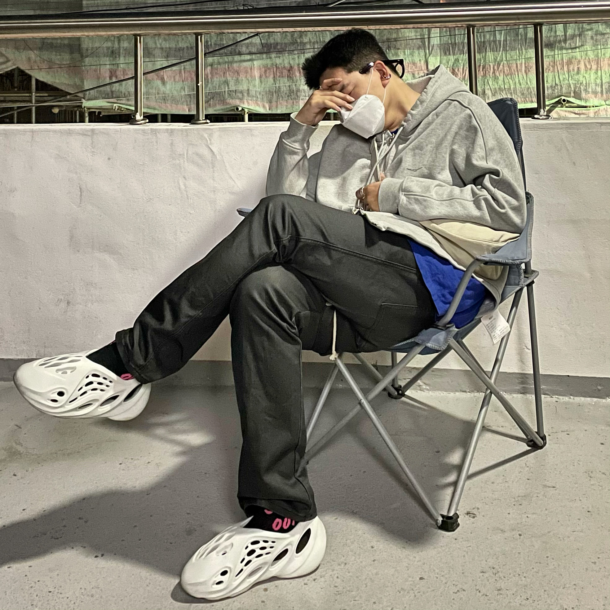 Adidas Yeezy Foam RNNR Ararat 착용 스타일