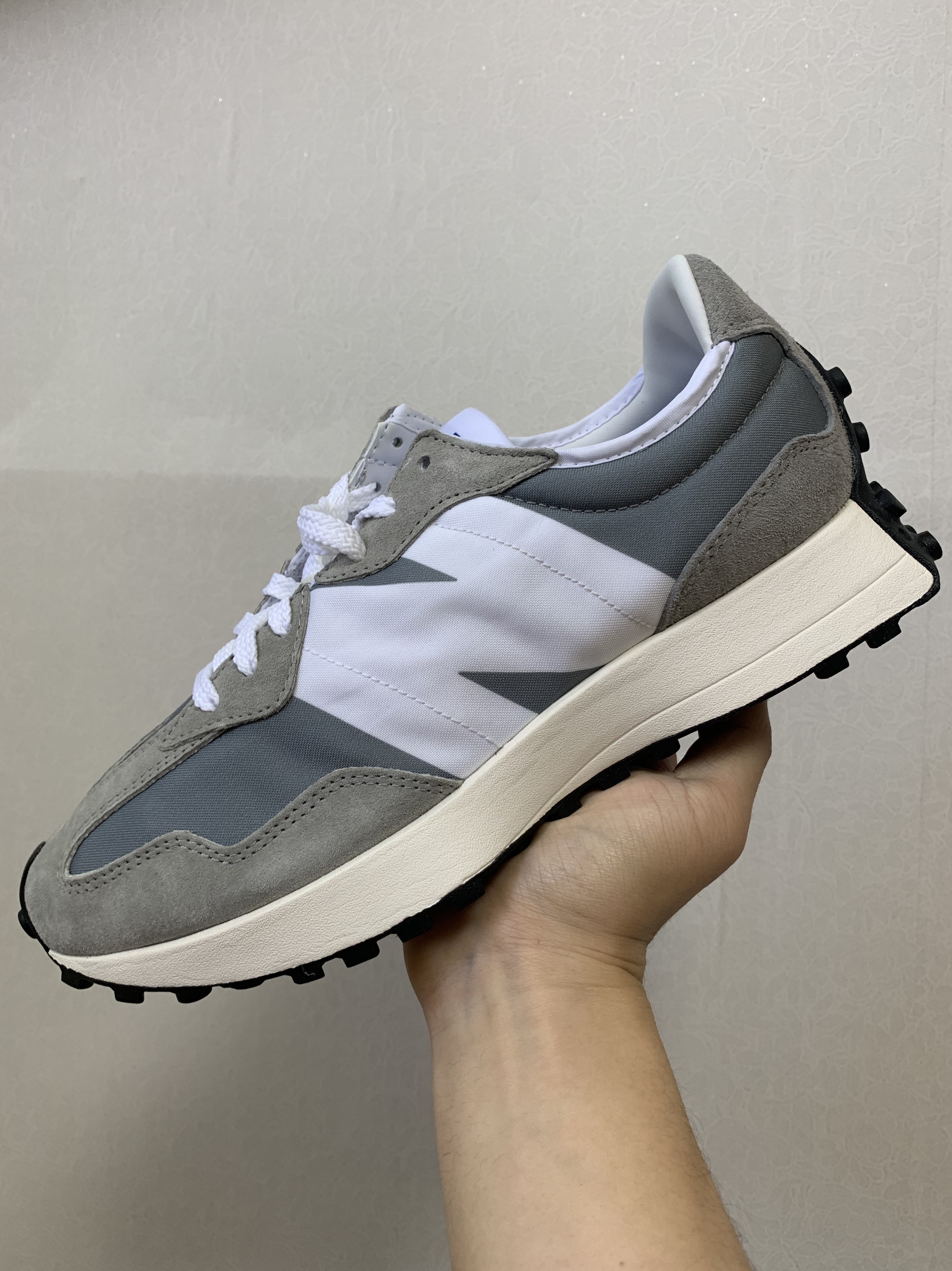 New Balance 327 Grey 착용 스타일