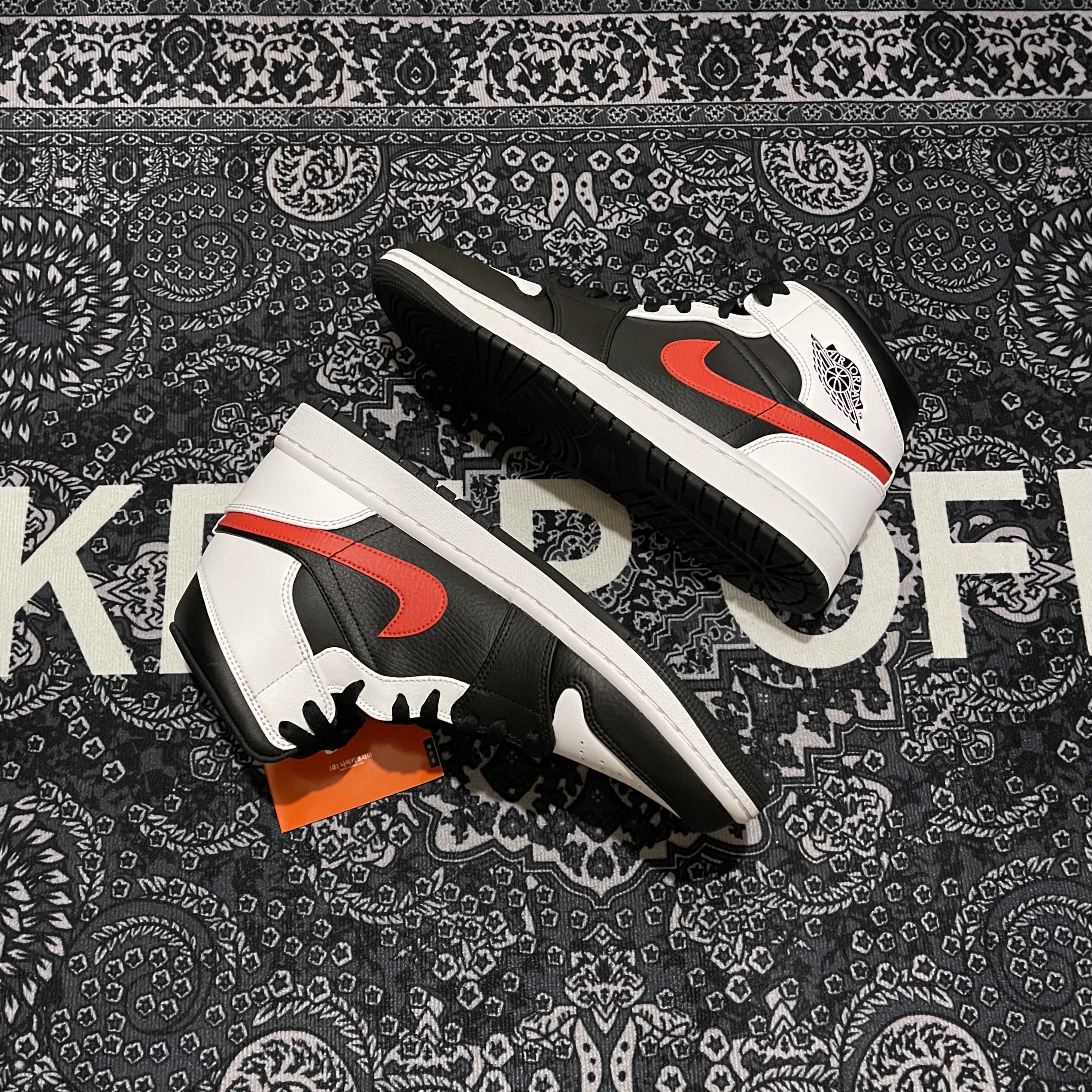 Jordan 1 Mid Gym Red Black White, Jordan 1 Mid Black Chile Red 착용 스타일 - 2