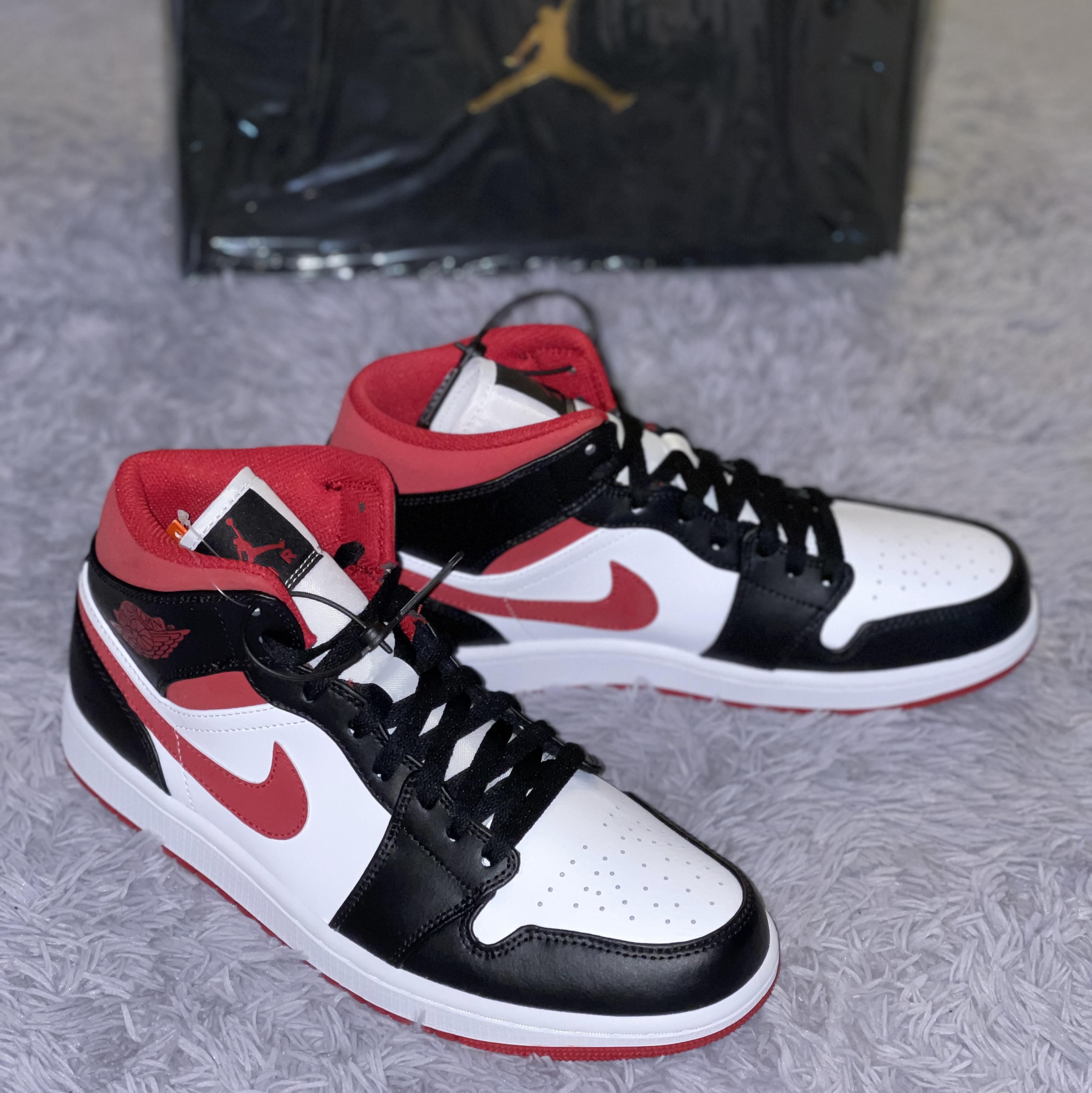 Jordan 1 Mid Gym Red Black White 착용 스타일 - 3