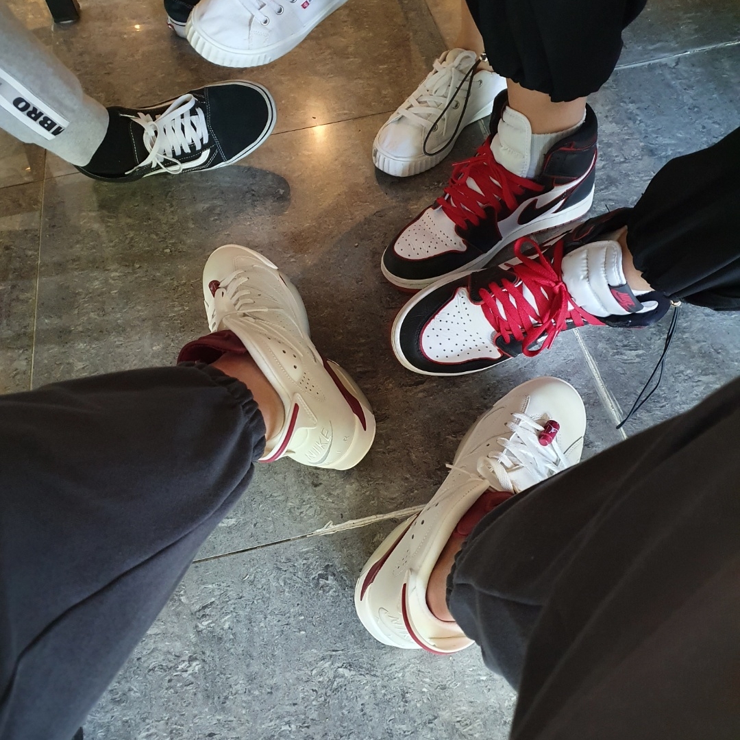 Jordan 6 Retro Maroon 2015, Jordan 1 Retro High OG Bloodline 착용 스타일 - 4