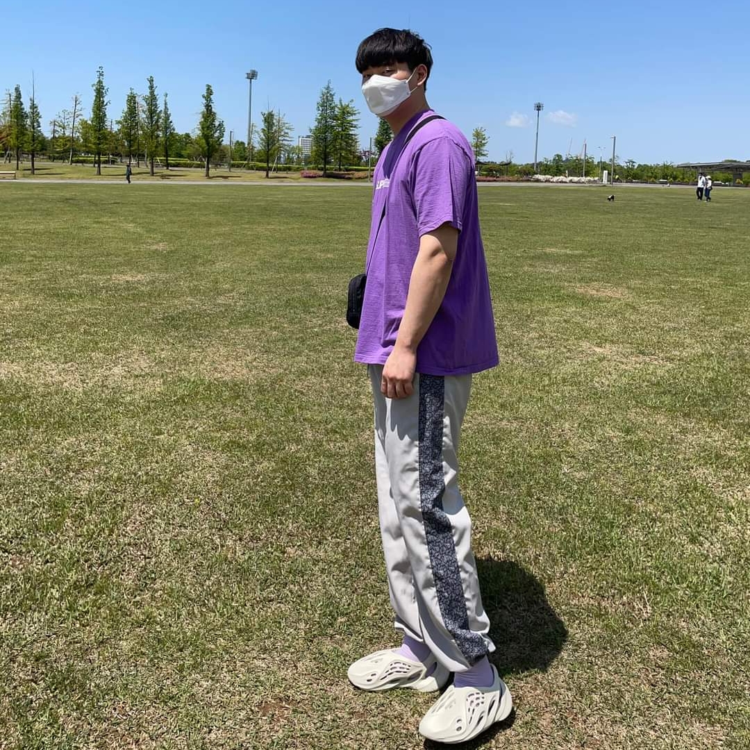 Adidas Yeezy Foam RNNR Sand, Supreme Motion Logo T-Shirt Purple - 20SS 착용 스타일 - 2