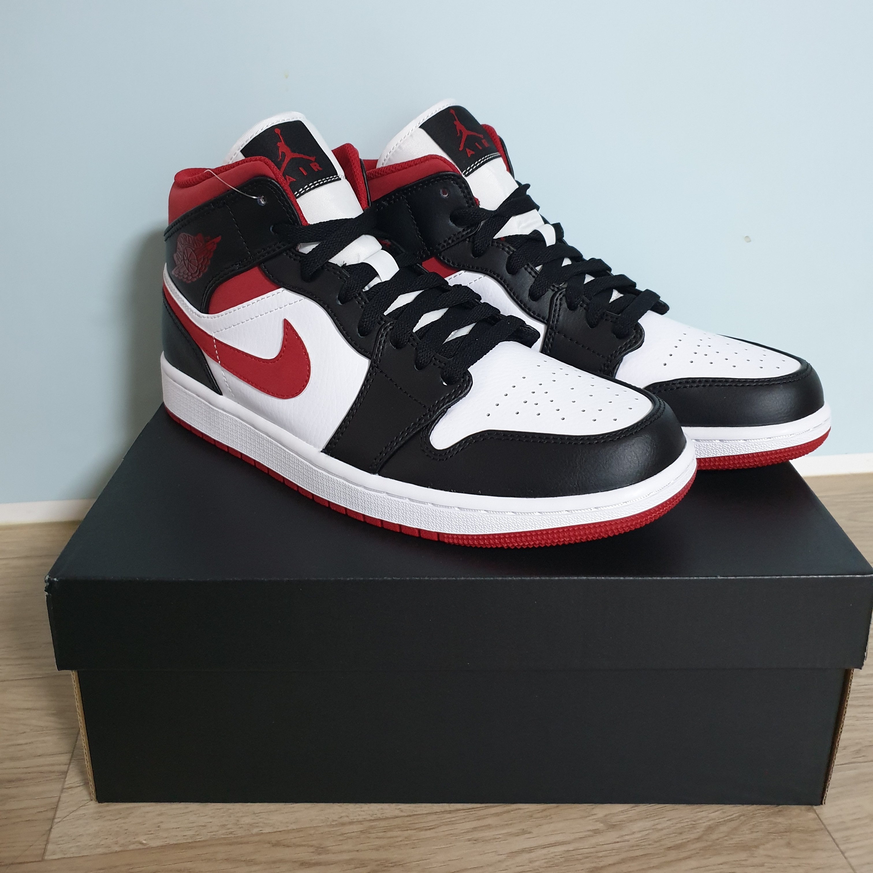 Jordan 1 Mid Gym Red Black White 착용 스타일 - 2