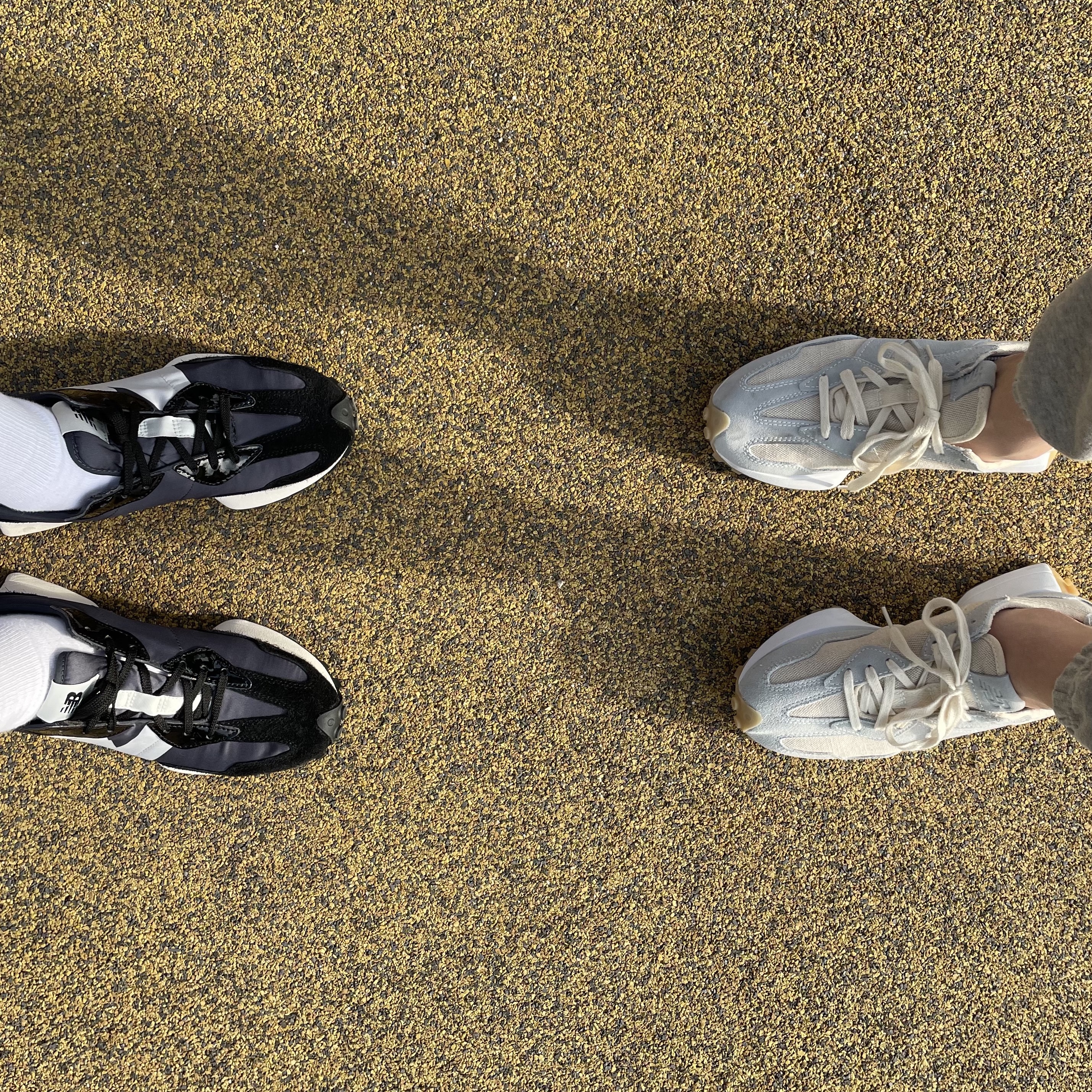 (W) New Balance 327 Black Grey, (W) New Balance 327 Undyed White Pale Blue 착용 스타일