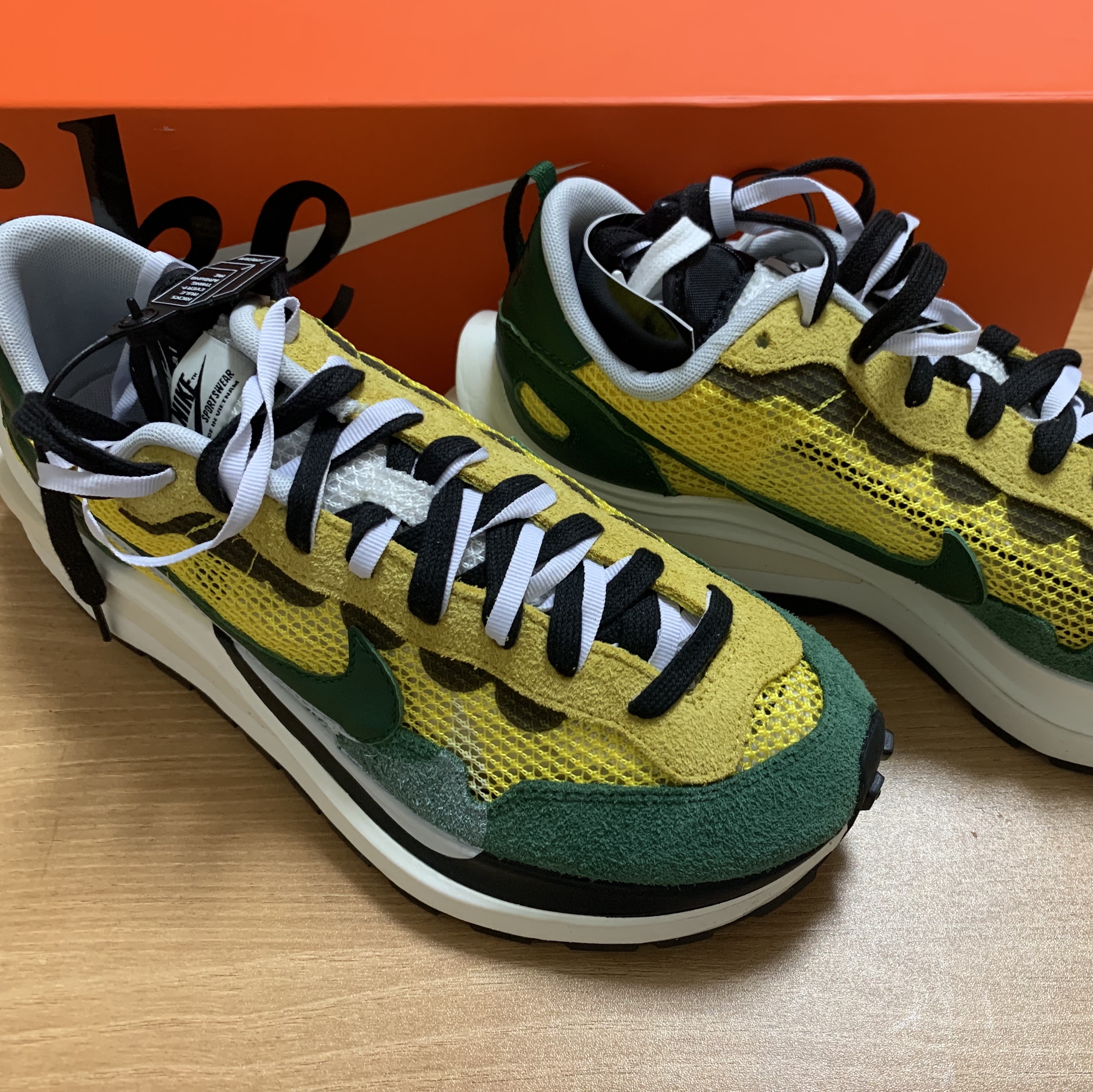 Nike x Sacai VaporWaffle Tour Yellow & Gorge Green Sail 착용 스타일