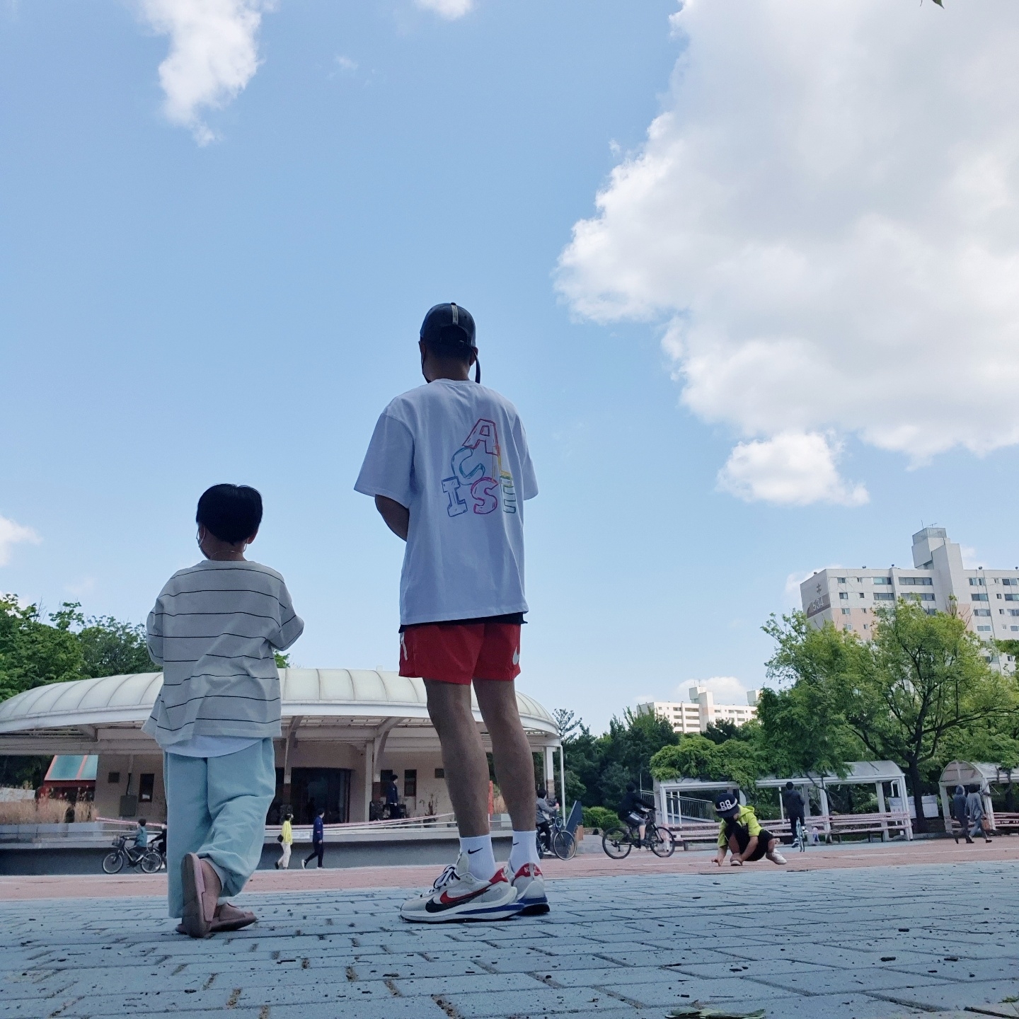 Nike x Sacai VaporWaffle Royal Fuchsia, Nike x Stussy Water Shorts Habanero Red 착용 스타일