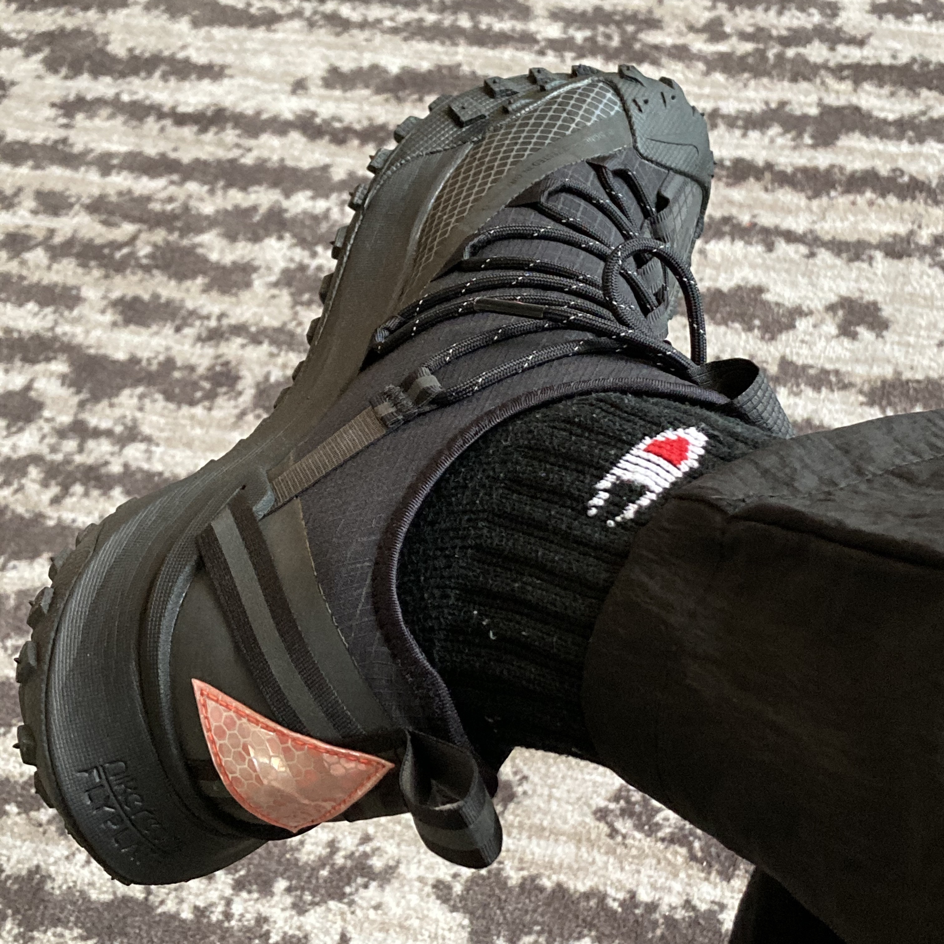 Nike ACG Mountain Fly Low Anthracite 착용 스타일