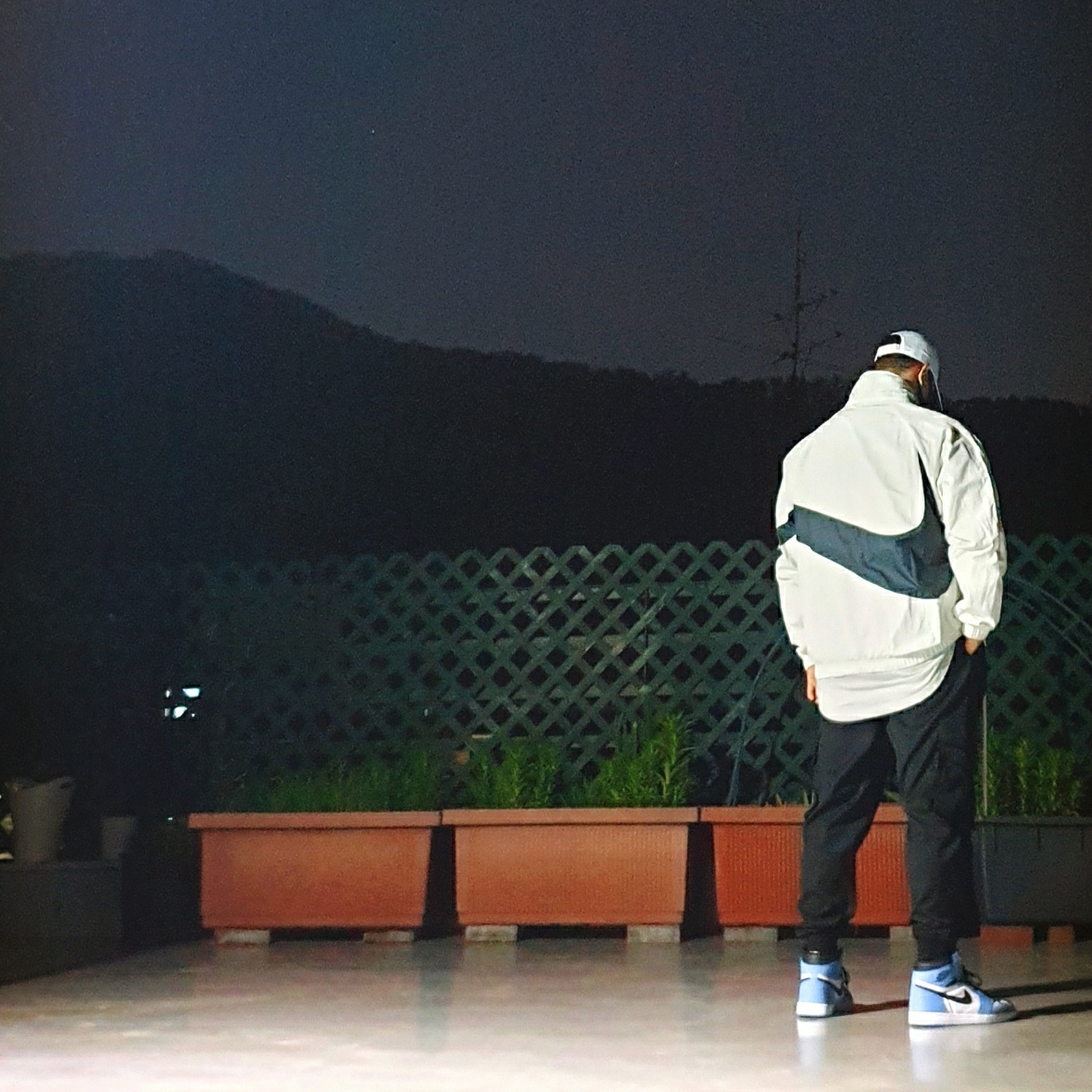 Jordan 1 Retro High OG University Blue 착용 스타일 - 3