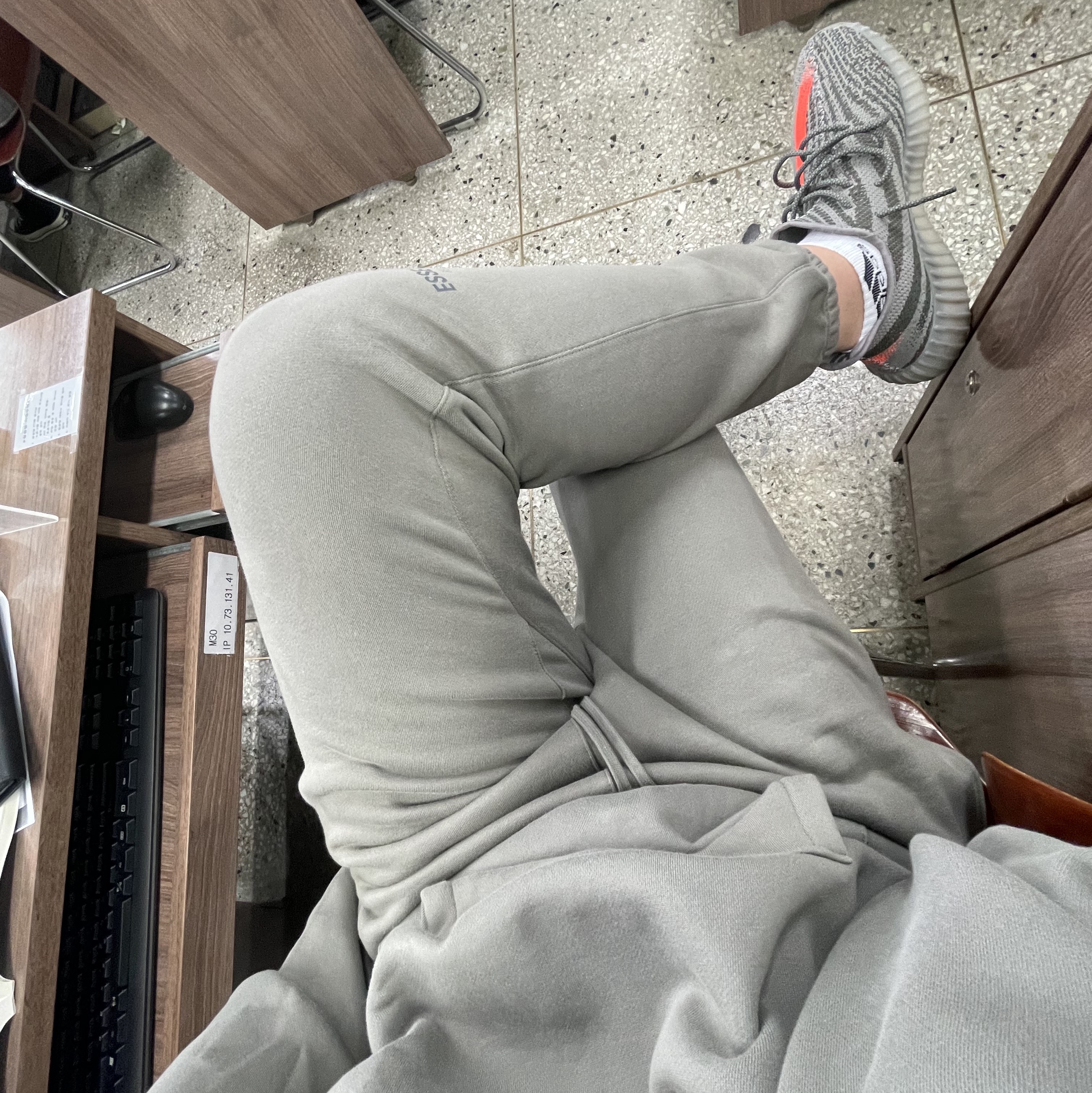 Adidas Yeezy Boost 350 V2 Beluga, Essentials 3D Silicon Applique Pullover Hoodie Gray Flannel/Charcoal - 20SS 착용 스타일