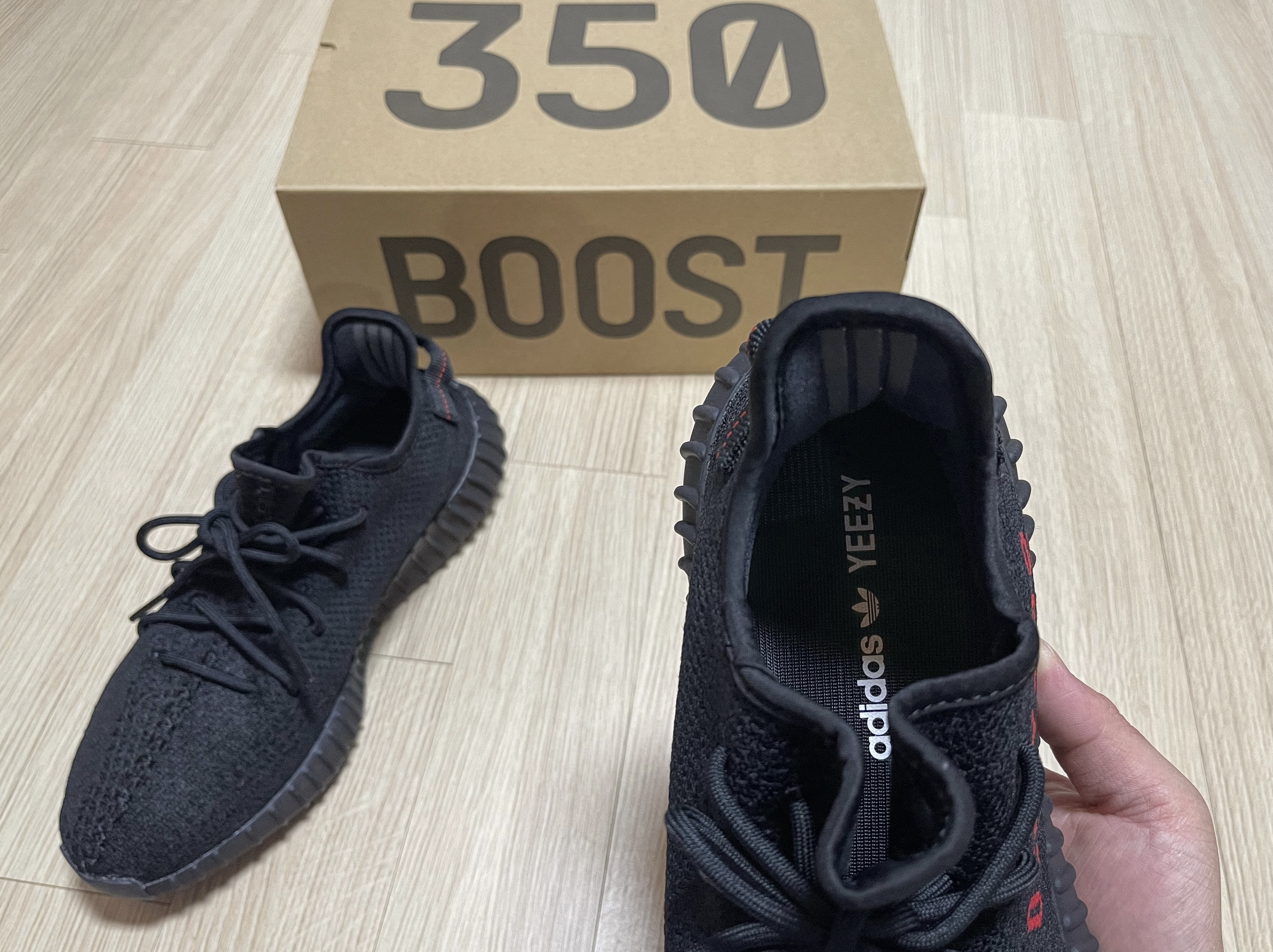 Adidas Yeezy Boost 350 V2 Black Red 2020 착용 스타일 - 4