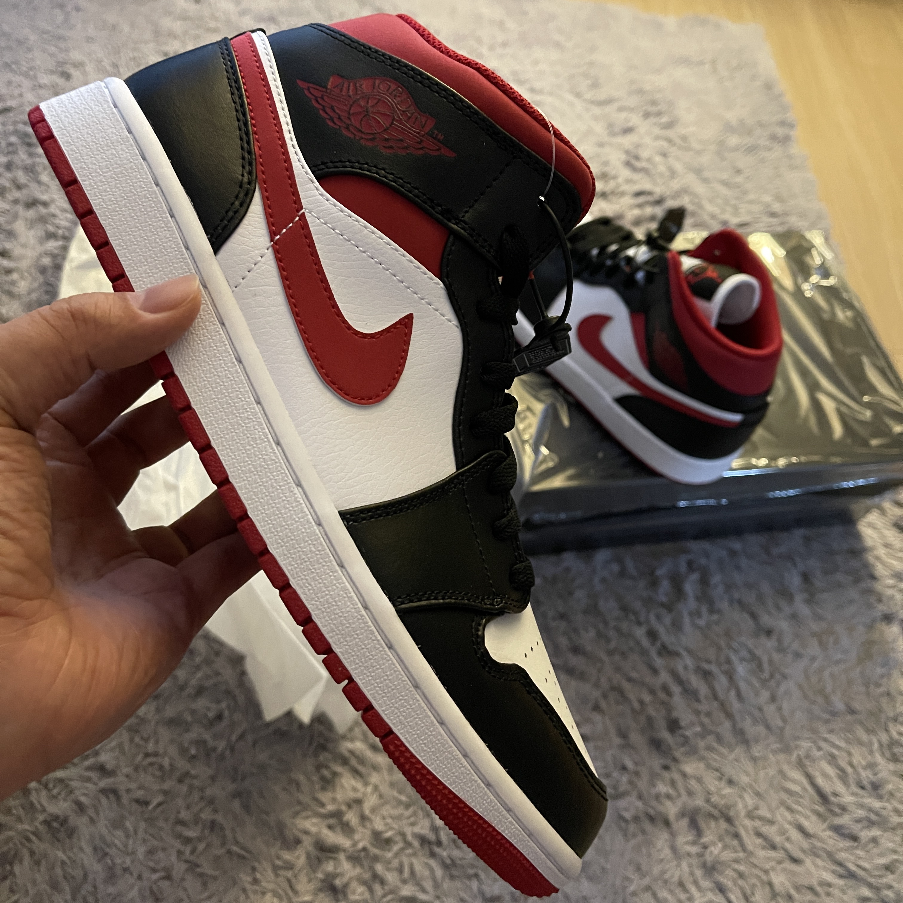 Jordan 1 Mid Gym Red Black White 착용 스타일 - 1