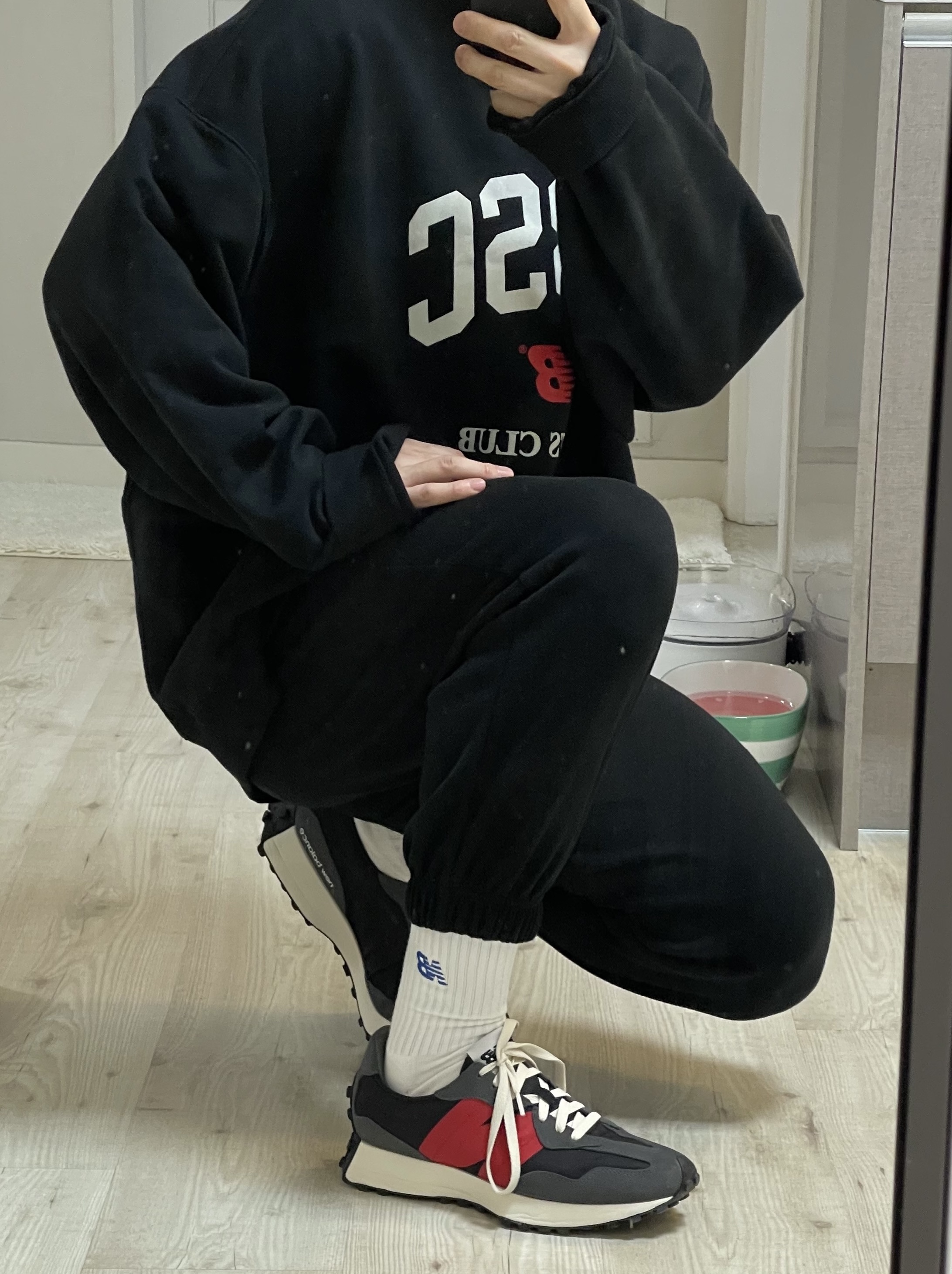 New Balance 327 Magnet Team Red 착용 스타일