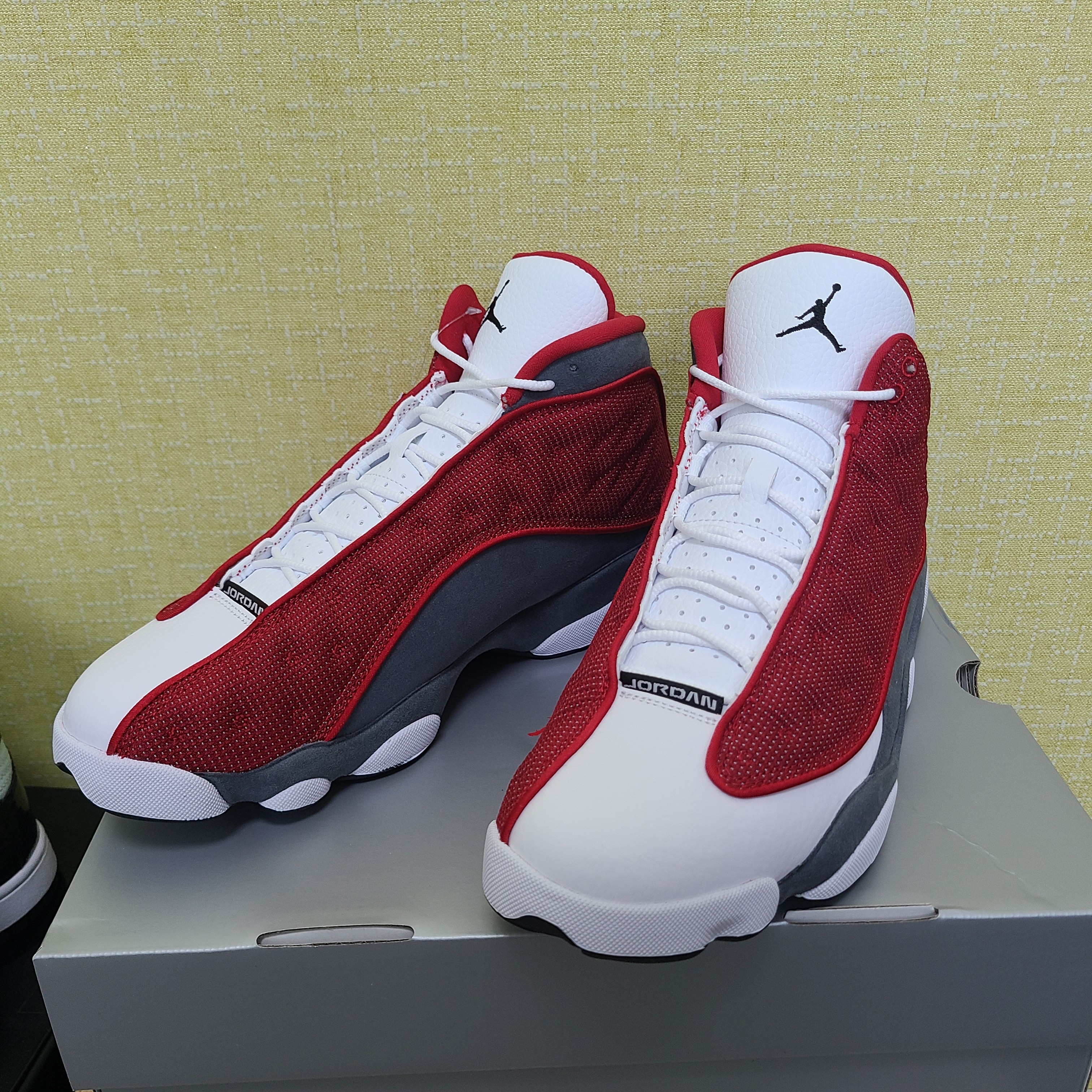 Jordan 13 Retro Flint 2020, Jordan 13 Retro Gym Red Flint Grey 착용 스타일 - 2