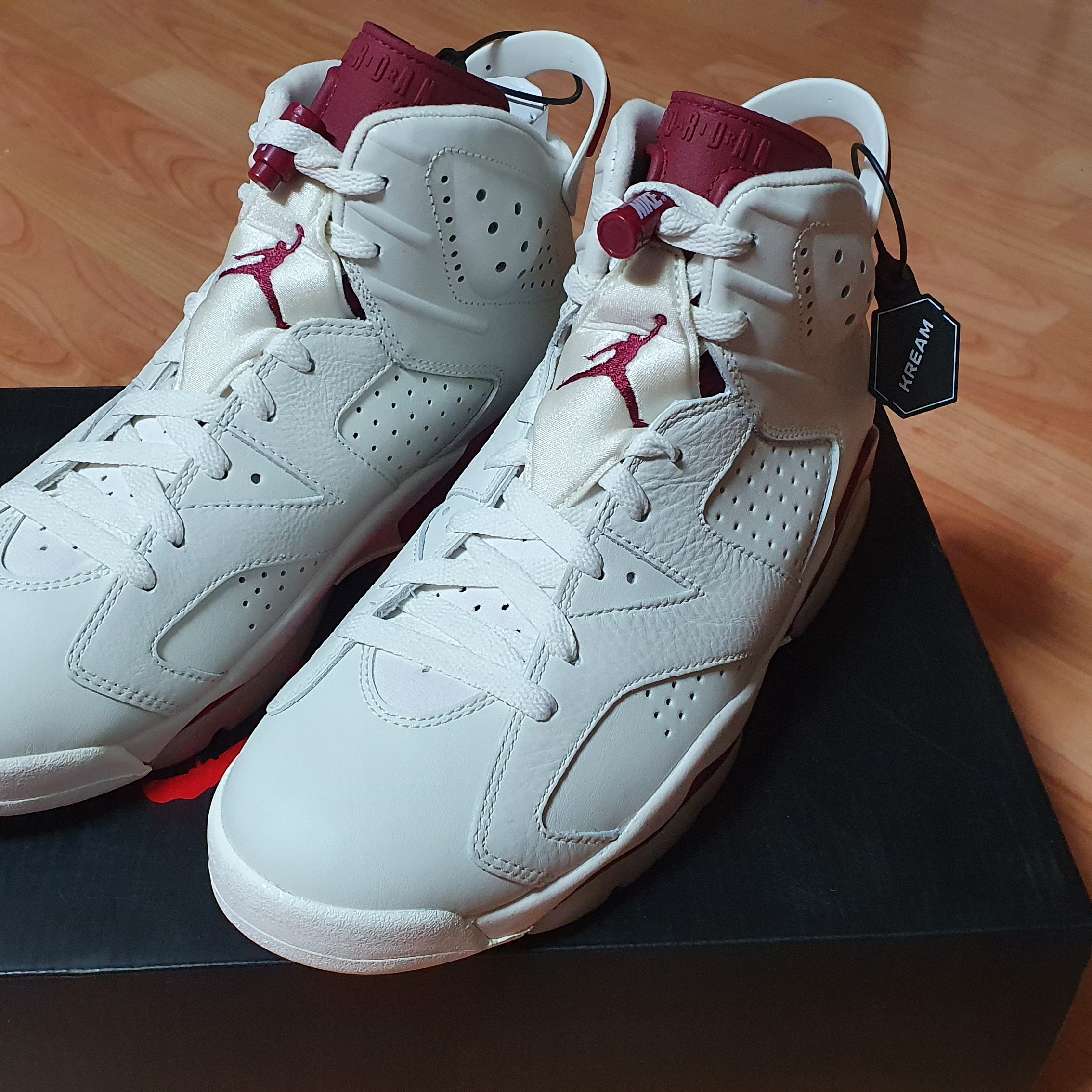 Jordan 6 Retro Maroon 2015, Jordan 1 Retro High OG Bloodline 착용 스타일 - 2